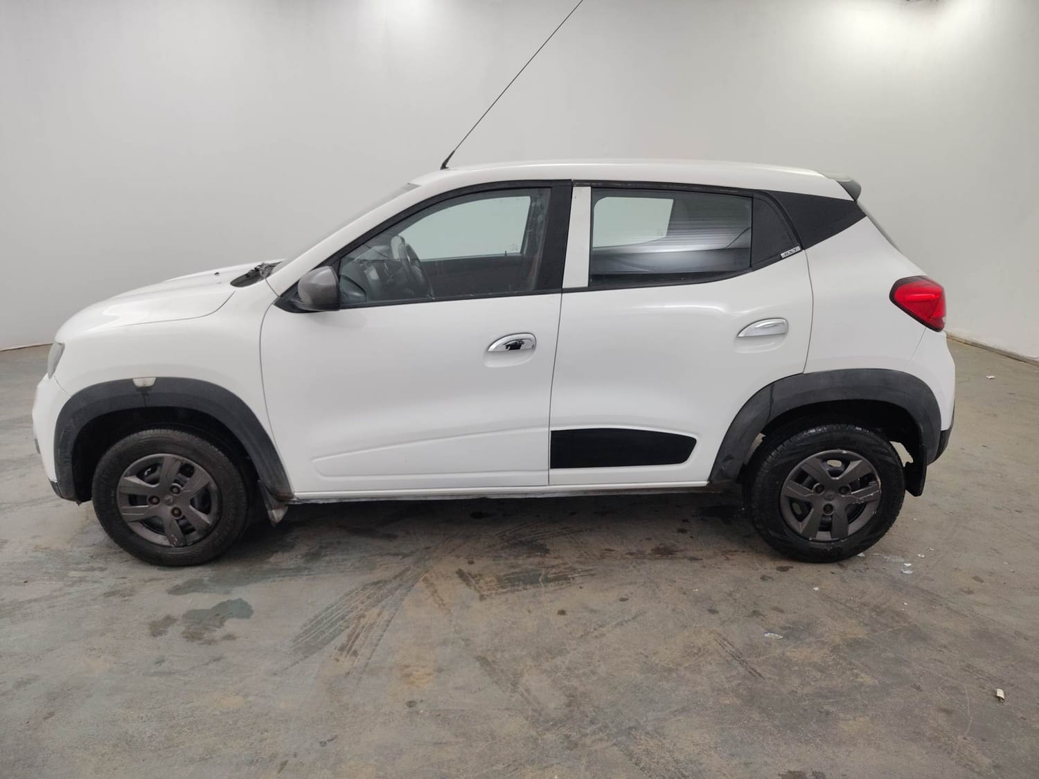 Used 2016 Renault Kwid RXT Petrol Manual exterior LEFT SIDE VIEW