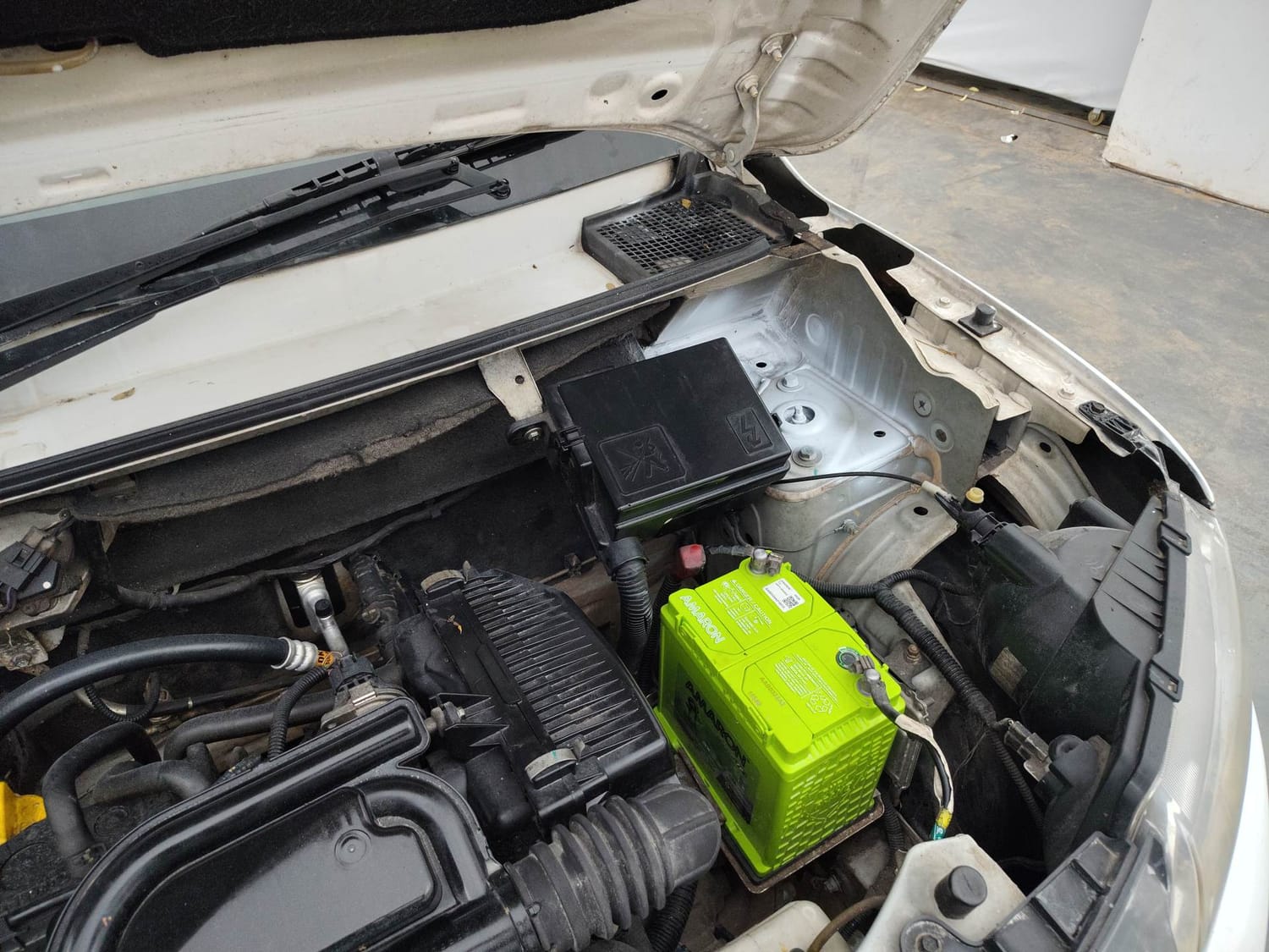 Used 2016 Renault Kwid RXT Petrol Manual engine ENGINE LEFT SIDE HINGE & APRON VIEW