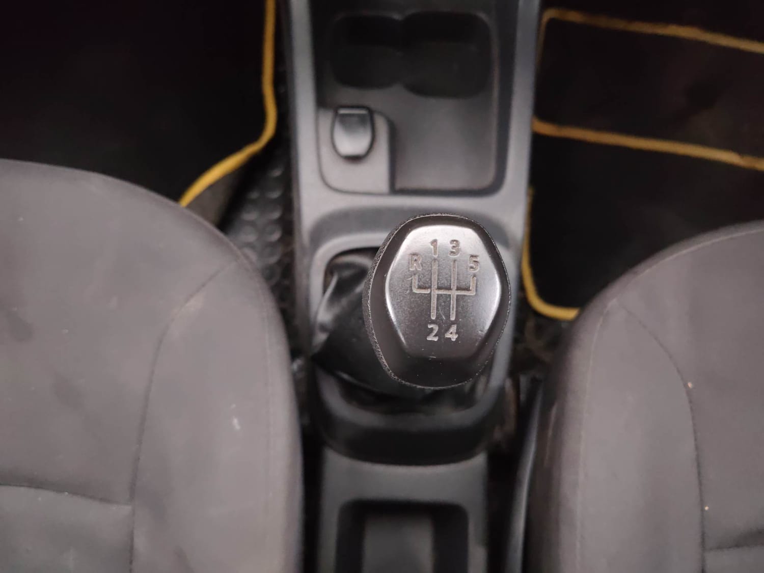 Used 2016 Renault Kwid RXT Petrol Manual interior GEAR  KNOB VIEW