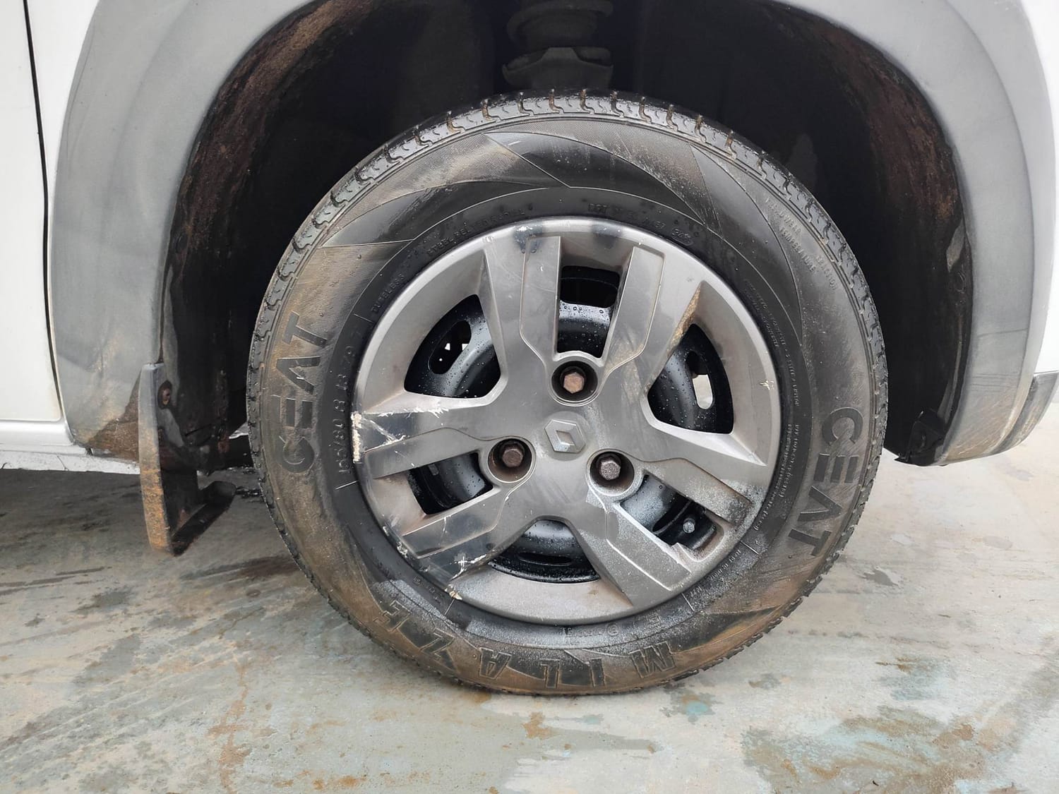Used 2016 Renault Kwid RXT Petrol Manual tyres RIGHT FRONT TYRE RIM VIEW