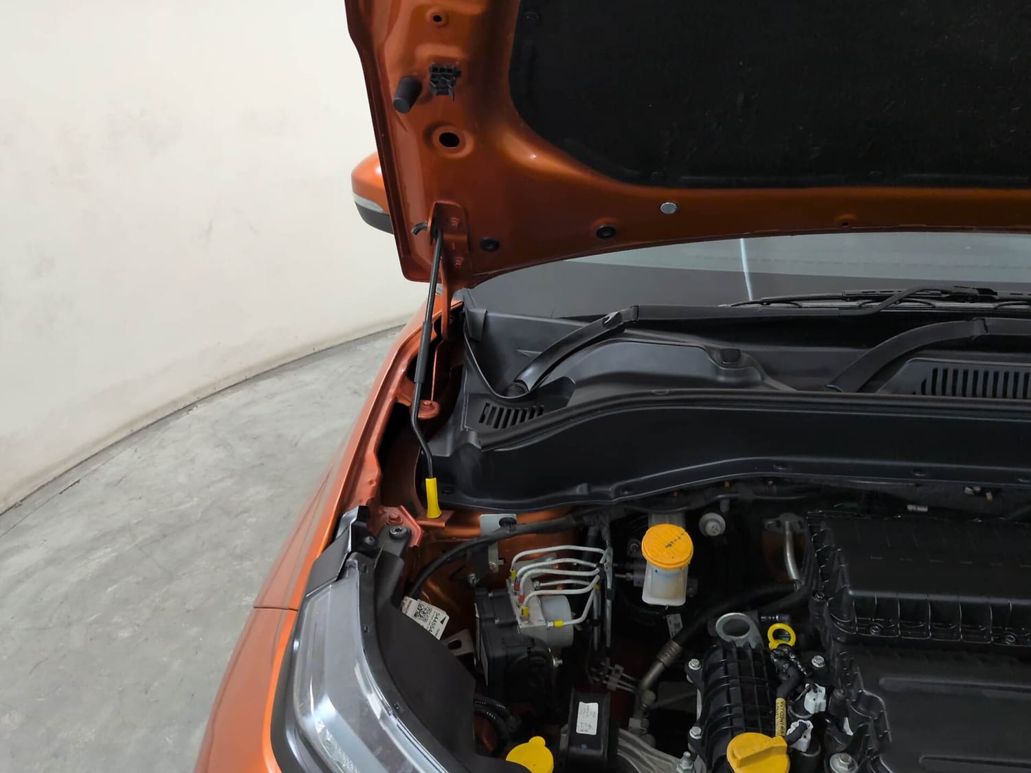 Used 2021 Tata Punch Adventure MT Petrol Manual engine ENGINE RIGHT SIDE HINGE & APRON VIEW