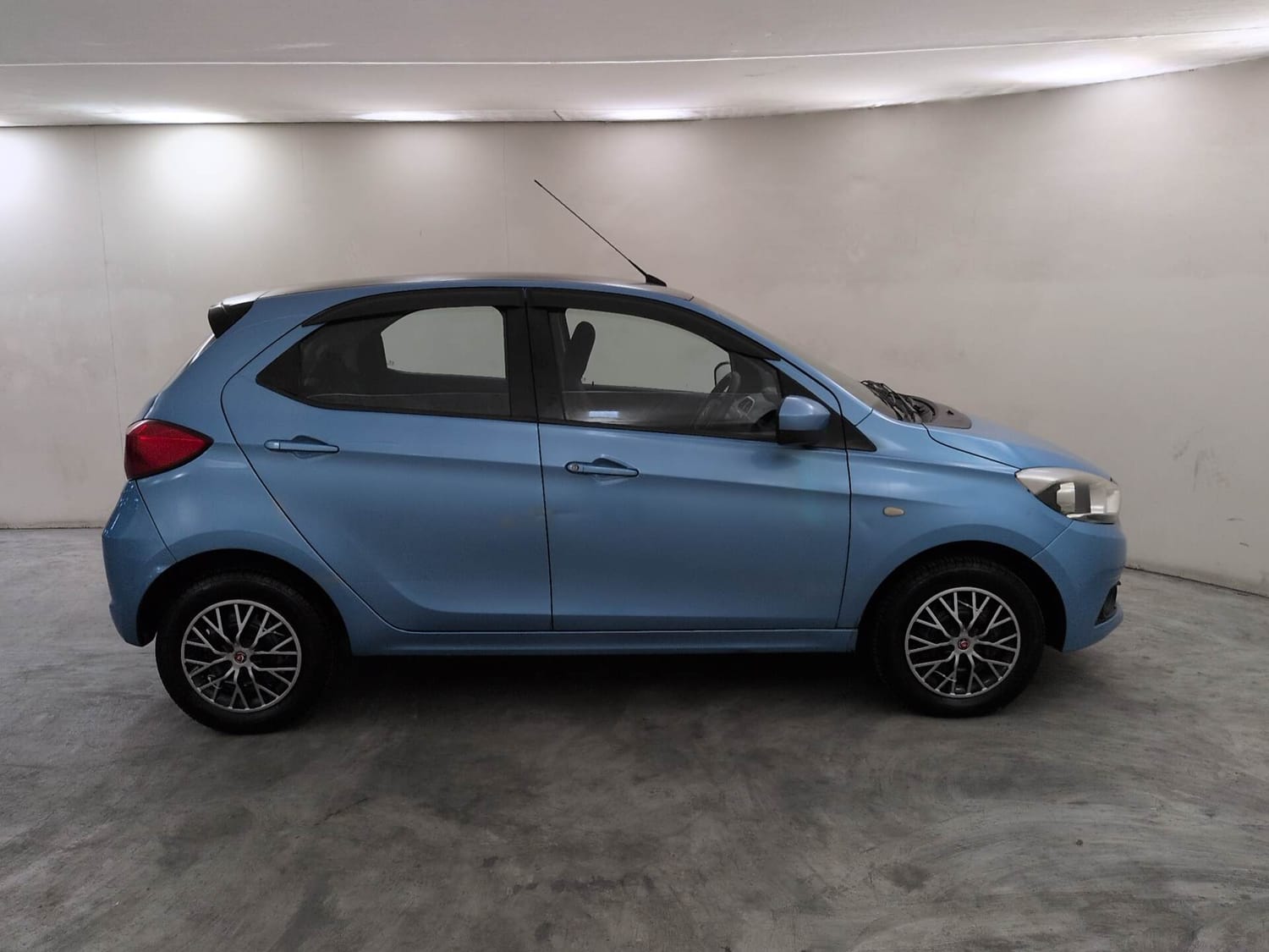 Used 2017 Tata Tiago Revotorq XT Diesel Manual exterior RIGHT SIDE VIEW