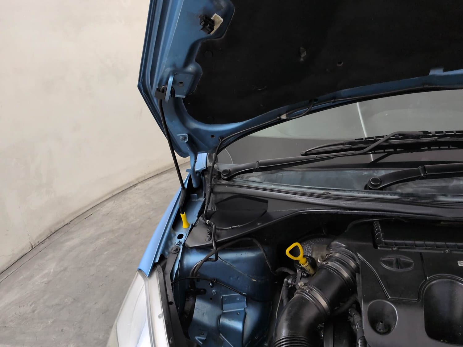 Used 2017 Tata Tiago Revotorq XT Diesel Manual engine ENGINE RIGHT SIDE HINGE & APRON VIEW