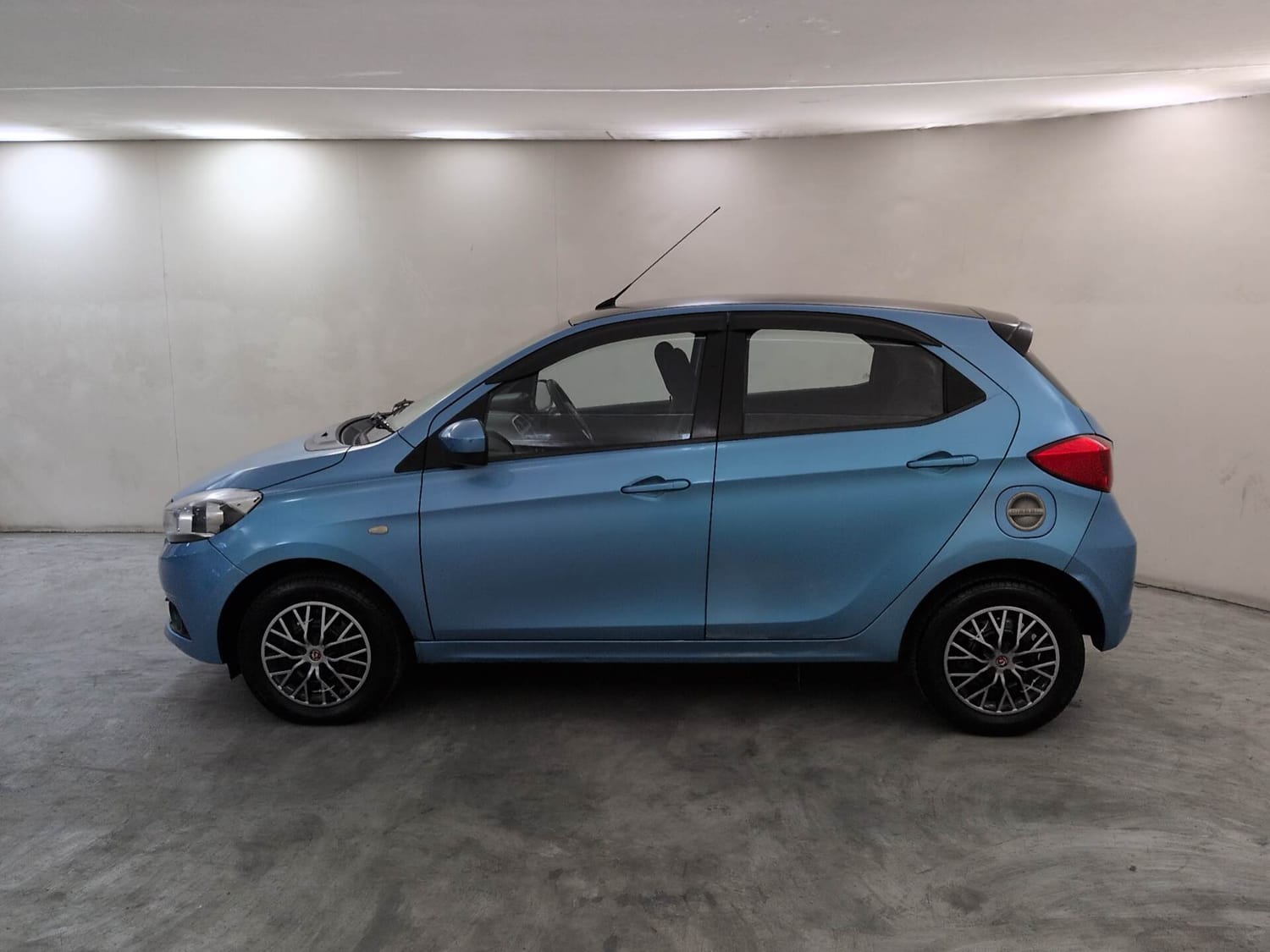 Used 2017 Tata Tiago Revotorq XT Diesel Manual exterior LEFT SIDE VIEW