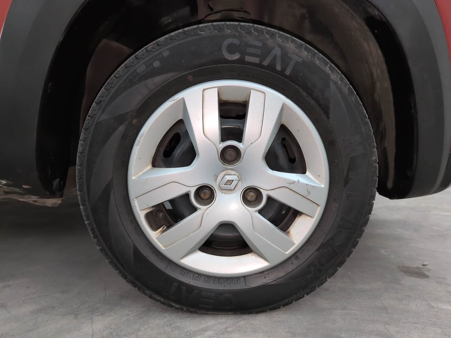 Used 2016 Renault Kwid RXT Petrol Manual tyres RIGHT FRONT TYRE RIM VIEW