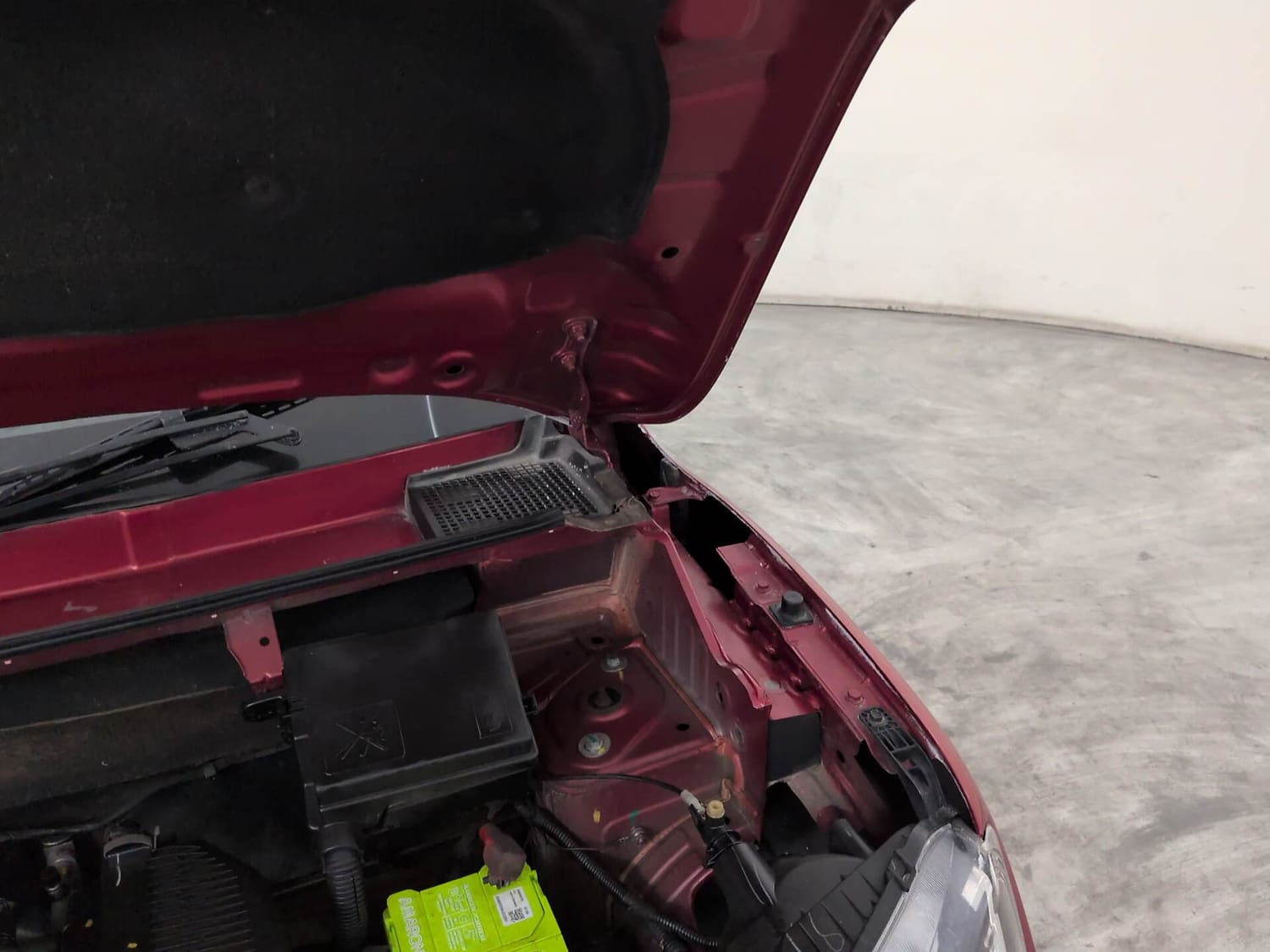Used 2016 Renault Kwid RXT Petrol Manual engine ENGINE LEFT SIDE HINGE & APRON VIEW