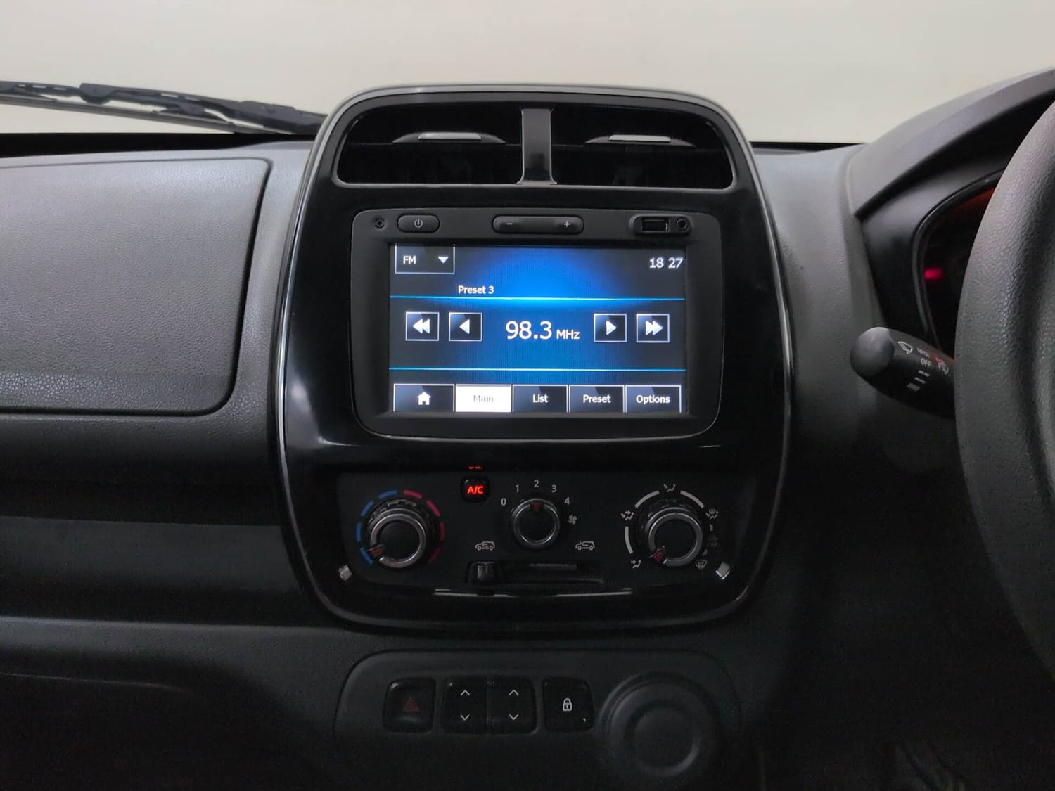 Used 2016 Renault Kwid RXT Petrol Manual interior MUSIC SYSTEM & AC CONTROL VIEW