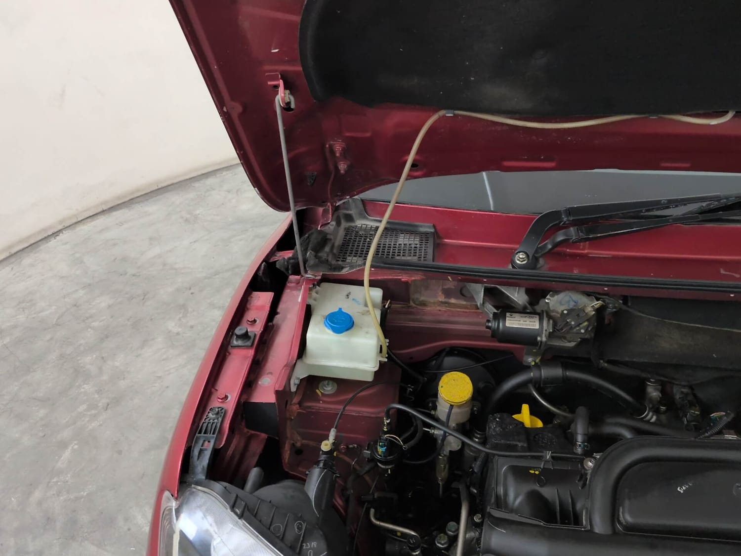 Used 2016 Renault Kwid RXT Petrol Manual engine ENGINE RIGHT SIDE HINGE & APRON VIEW