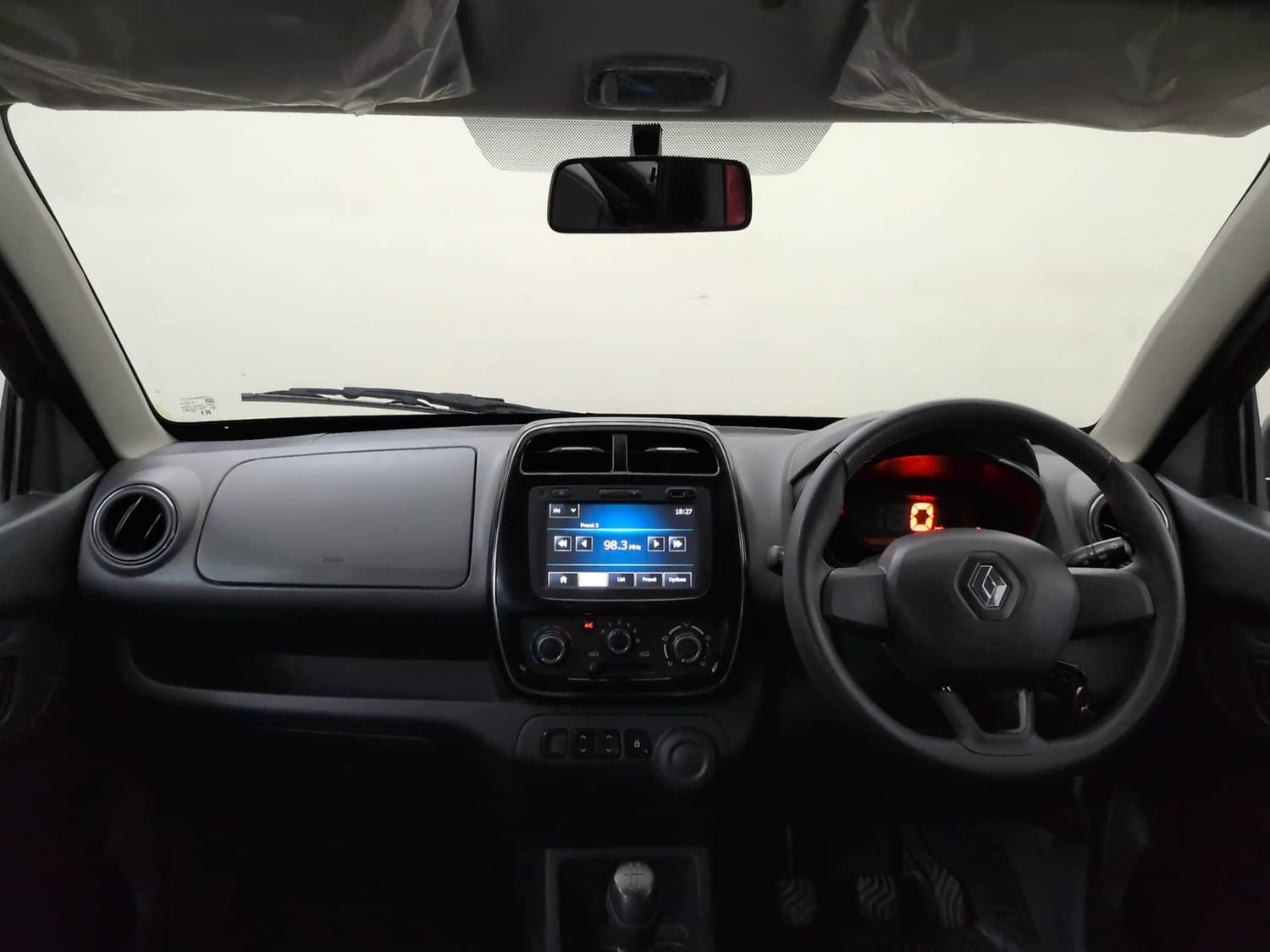 Used 2016 Renault Kwid RXT Petrol Manual interior DASHBOARD VIEW