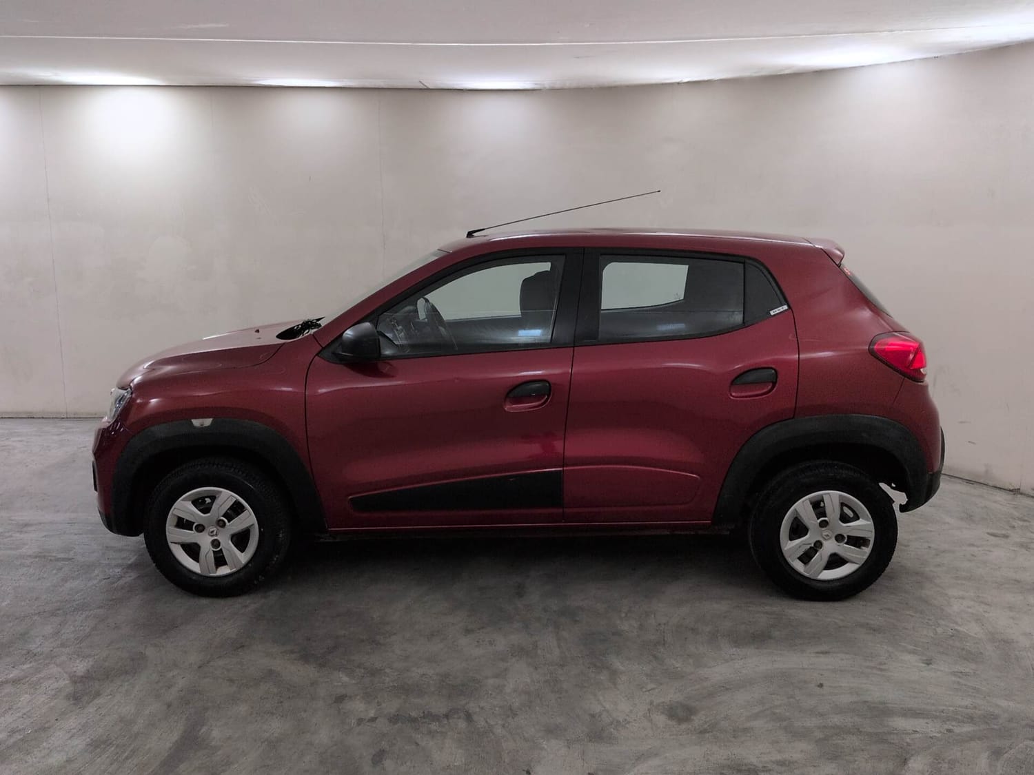 Used 2016 Renault Kwid RXT Petrol Manual exterior LEFT SIDE VIEW