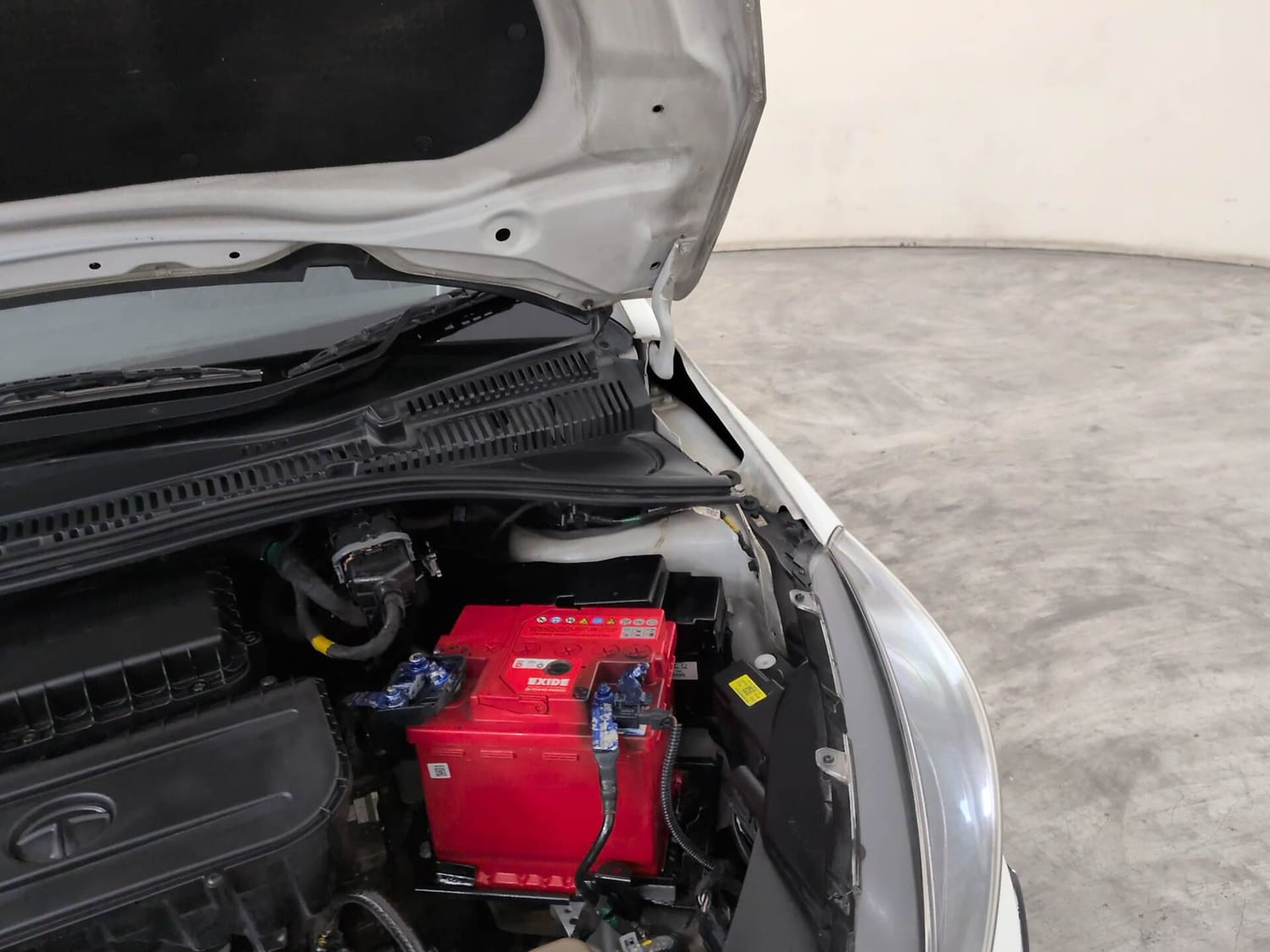 Used 2020 Tata Tiago XZA Plus Petrol Automatic engine ENGINE LEFT SIDE HINGE & APRON VIEW