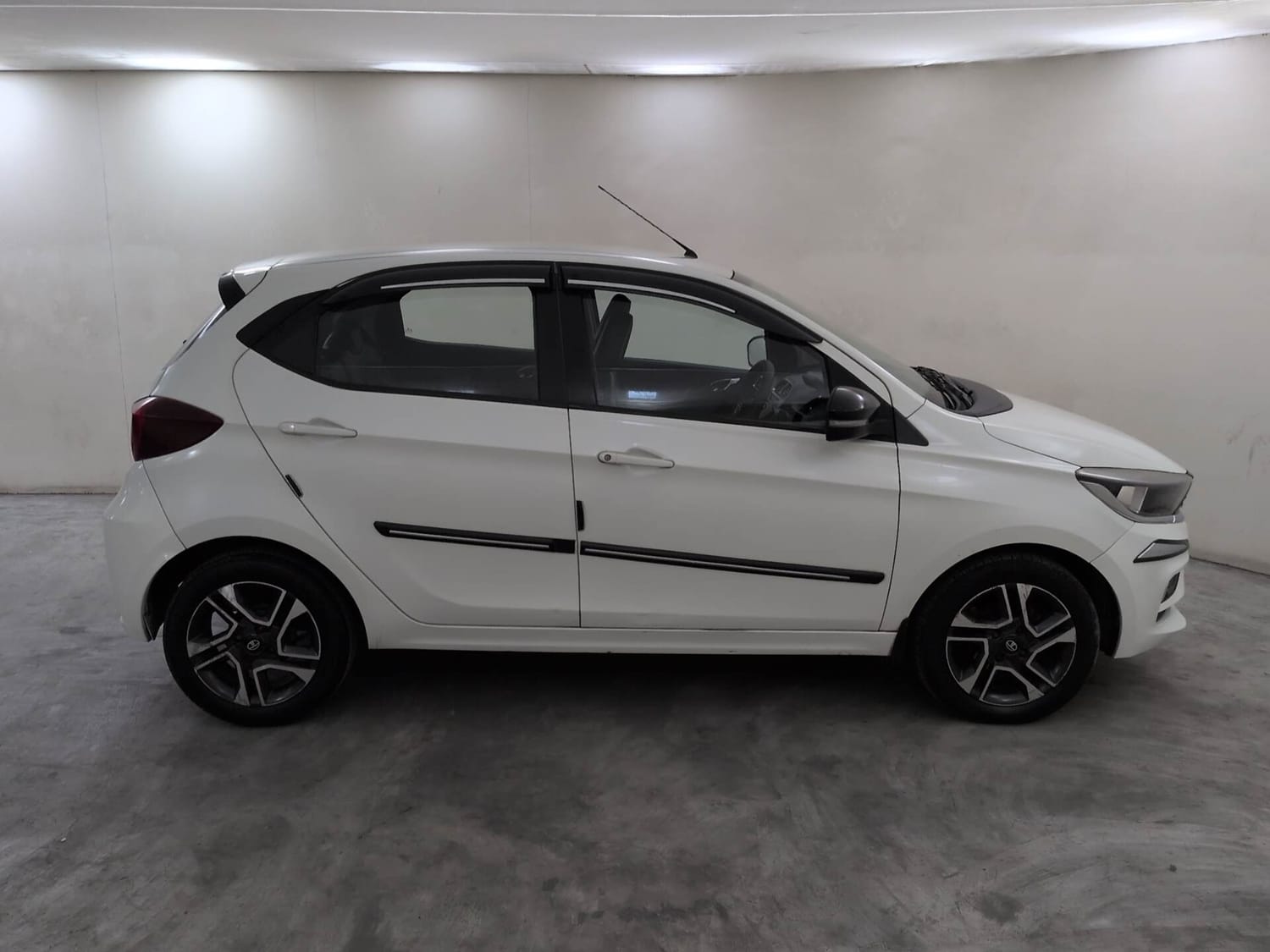 Used 2020 Tata Tiago XZA Plus Petrol Automatic exterior RIGHT SIDE VIEW