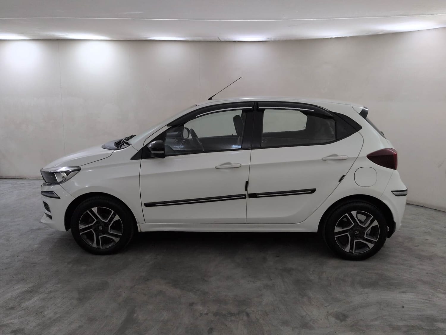 Used 2020 Tata Tiago XZA Plus Petrol Automatic exterior LEFT SIDE VIEW