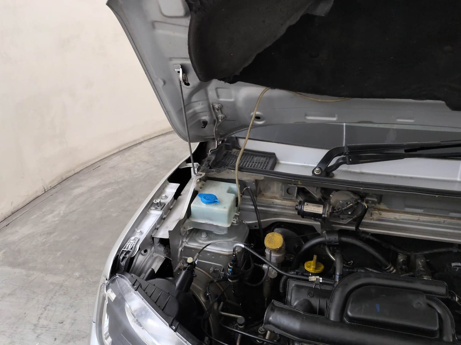 Used 2015 Renault Kwid RXT Petrol Manual engine ENGINE RIGHT SIDE HINGE & APRON VIEW