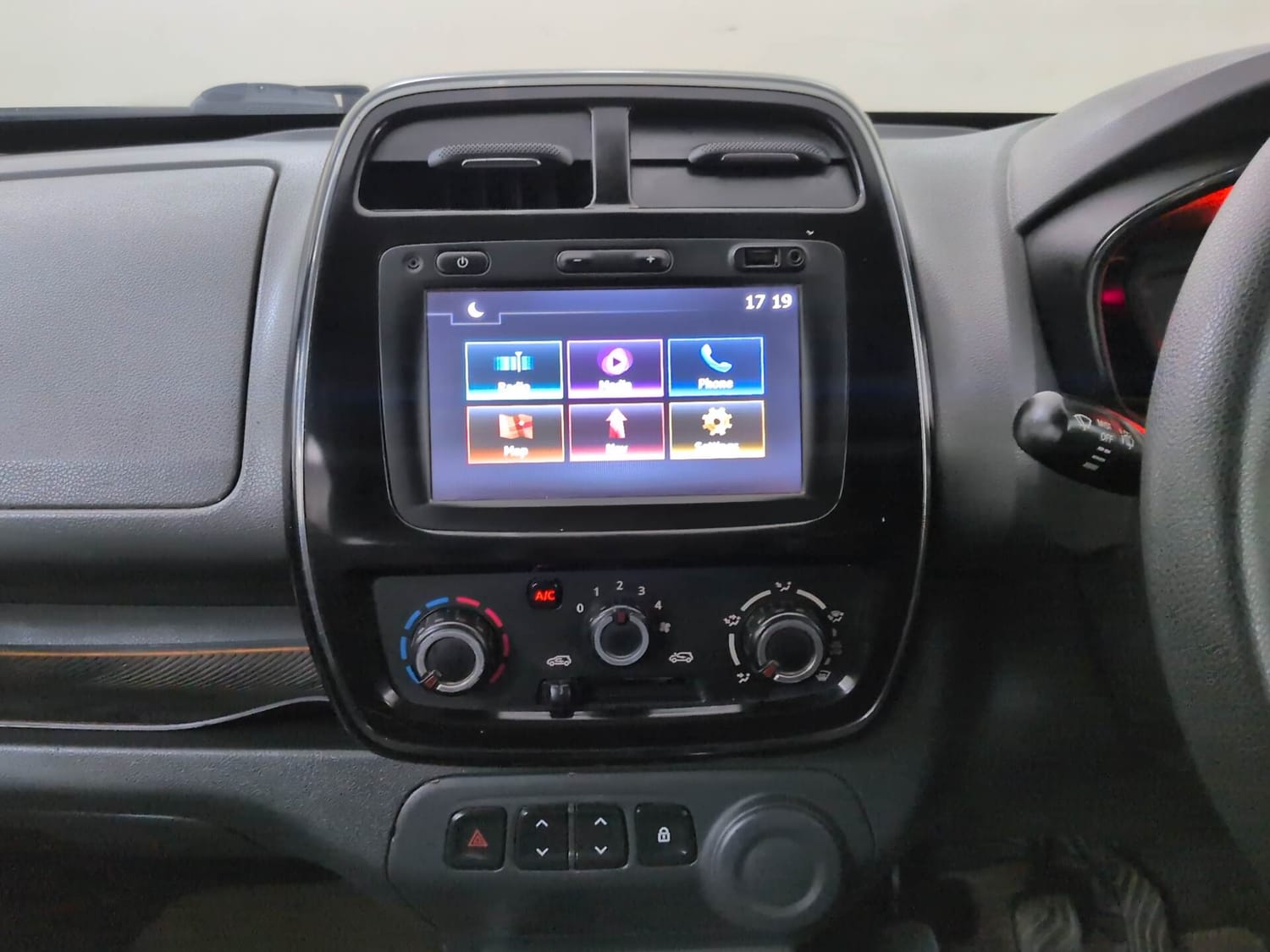 Used 2015 Renault Kwid RXT Petrol Manual interior MUSIC SYSTEM & AC CONTROL VIEW