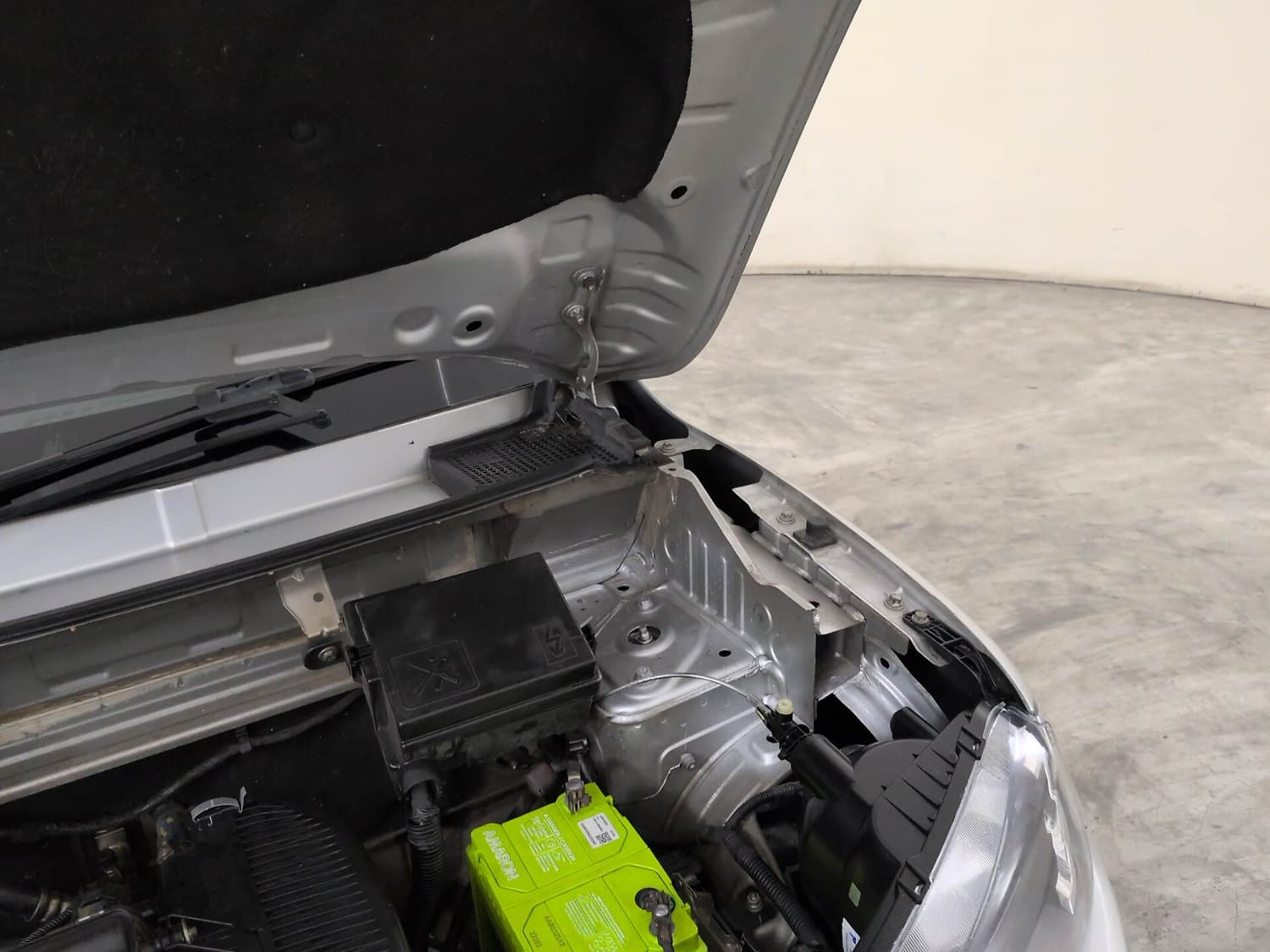Used 2015 Renault Kwid RXT Petrol Manual engine ENGINE LEFT SIDE HINGE & APRON VIEW