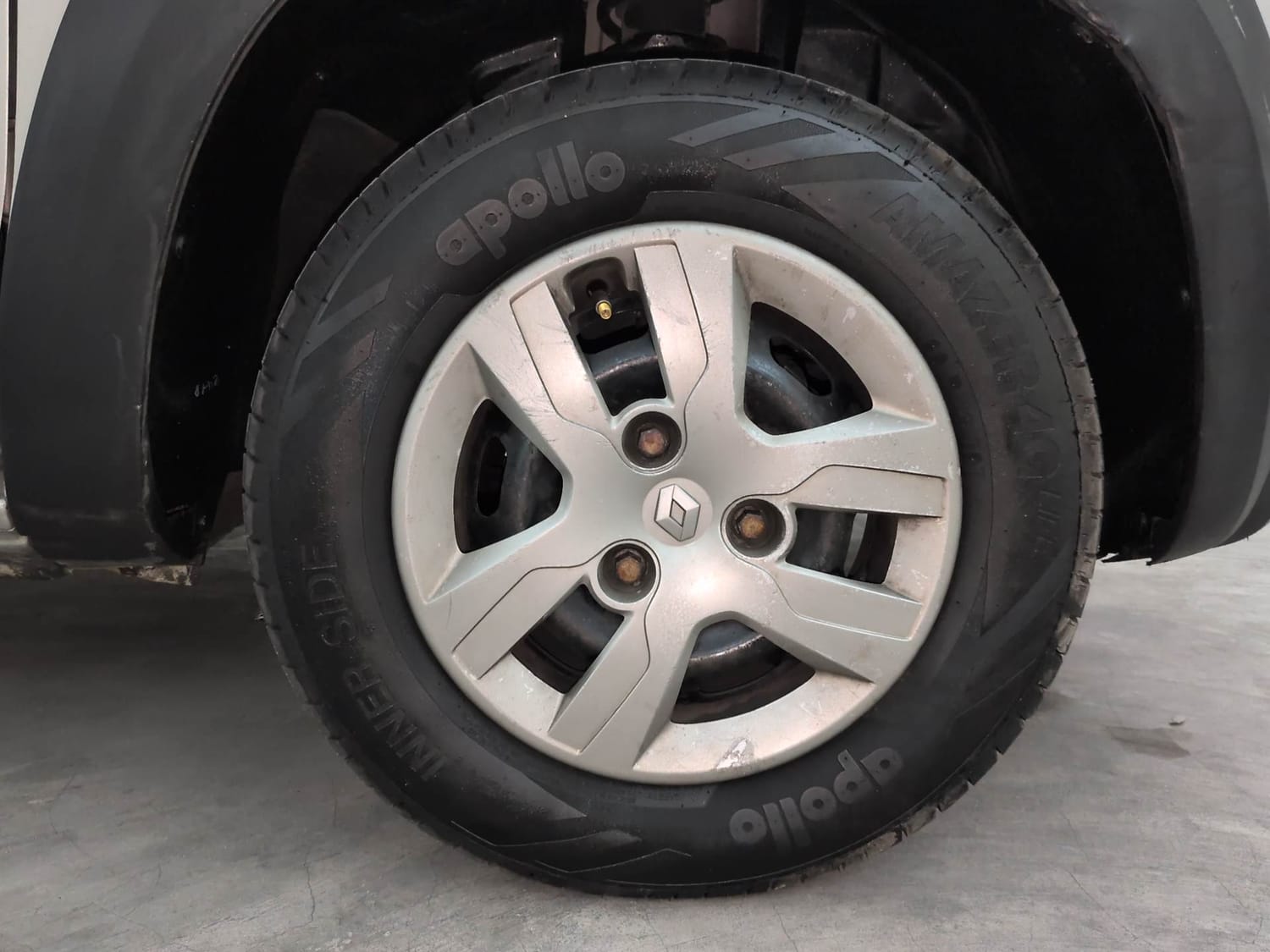 Used 2015 Renault Kwid RXT Petrol Manual tyres RIGHT FRONT TYRE RIM VIEW