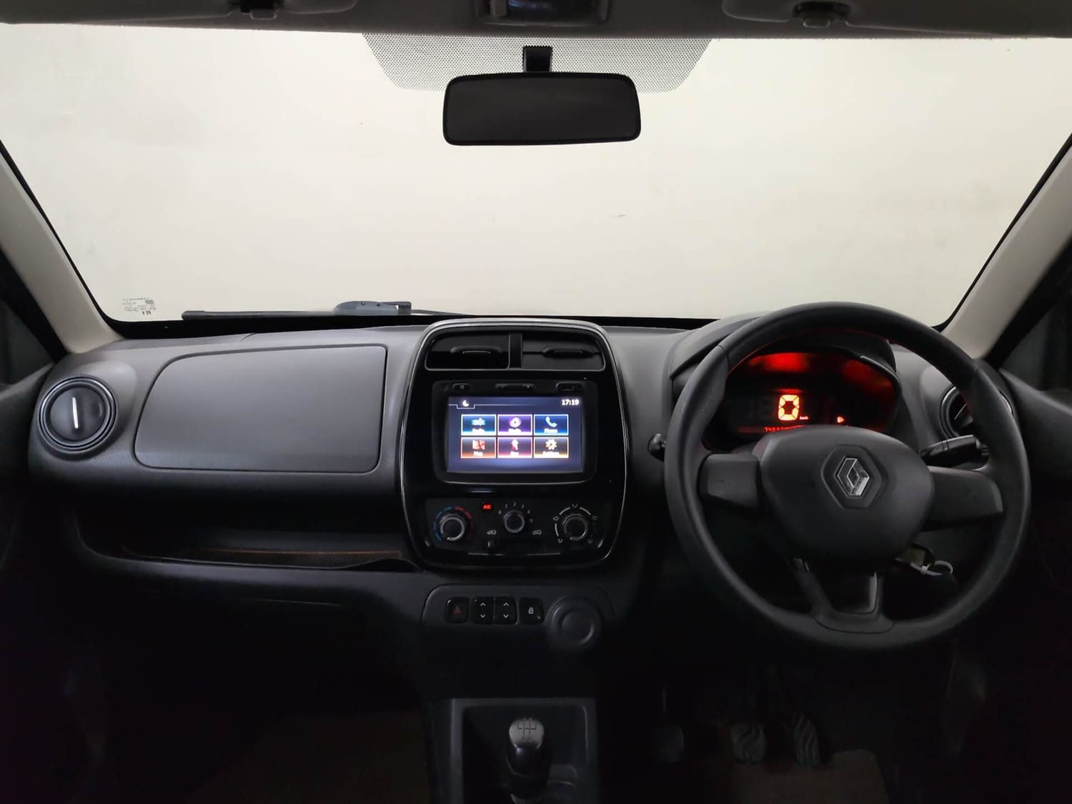 Used 2015 Renault Kwid RXT Petrol Manual interior DASHBOARD VIEW