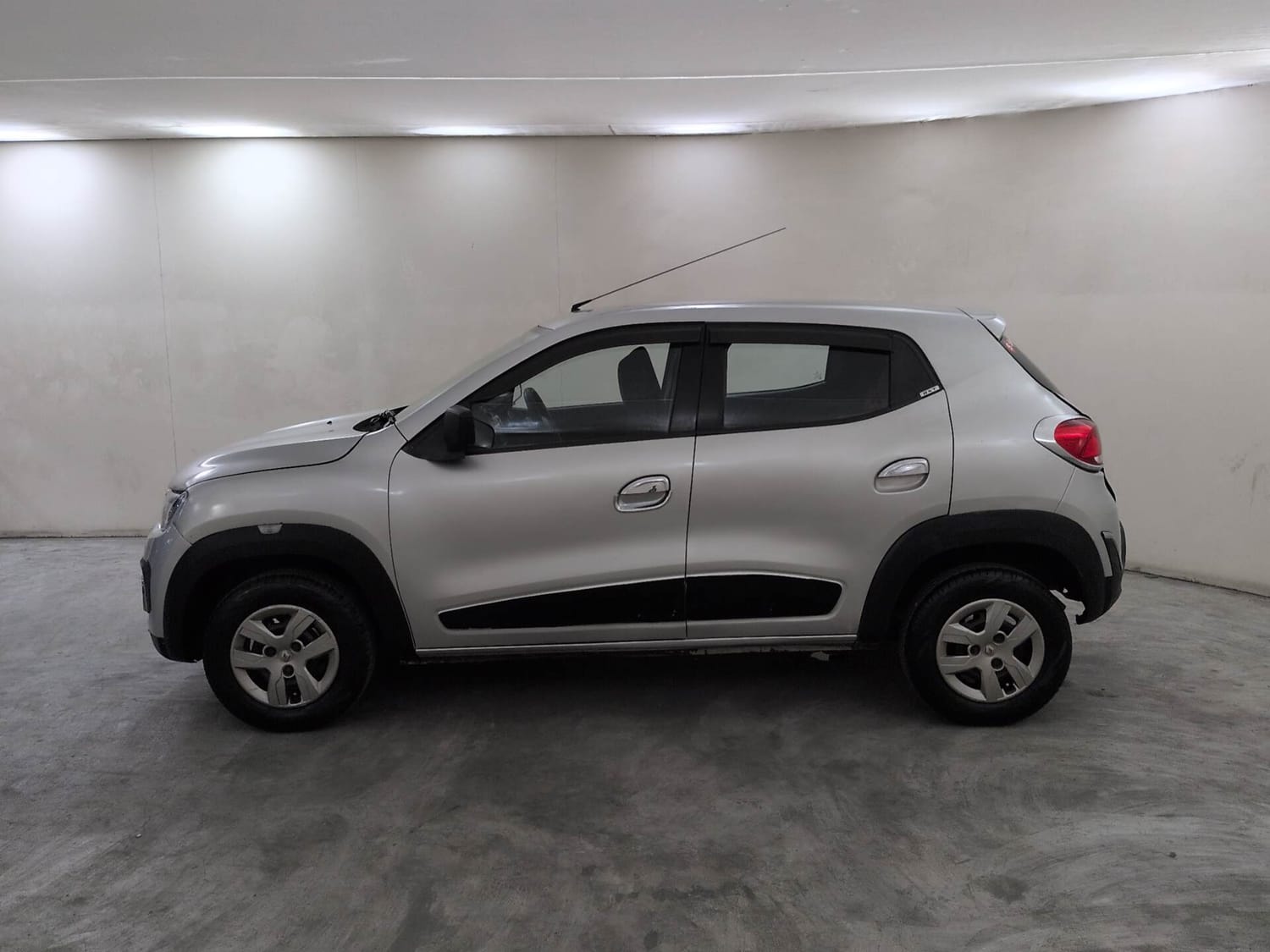 Used 2015 Renault Kwid RXT Petrol Manual exterior LEFT SIDE VIEW