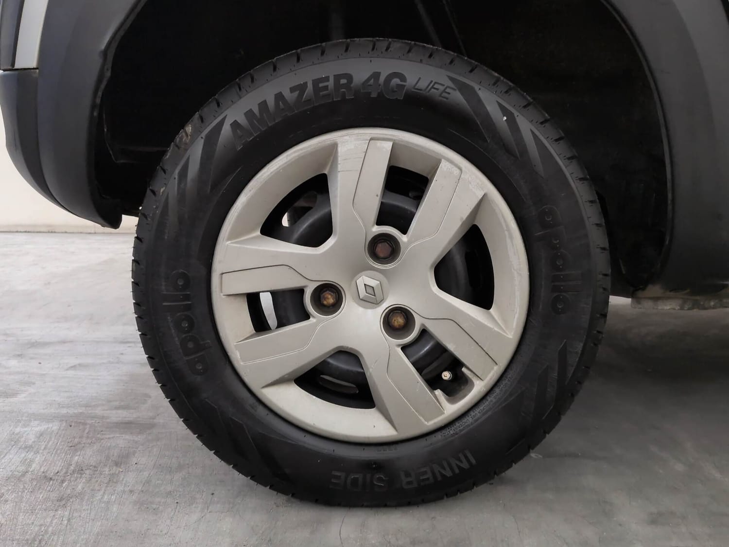 Used 2015 Renault Kwid RXT Petrol Manual tyres RIGHT REAR TYRE RIM VIEW