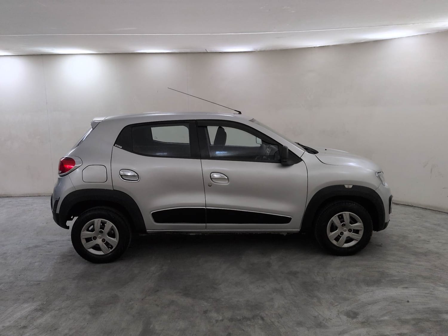 Used 2015 Renault Kwid RXT Petrol Manual exterior RIGHT SIDE VIEW