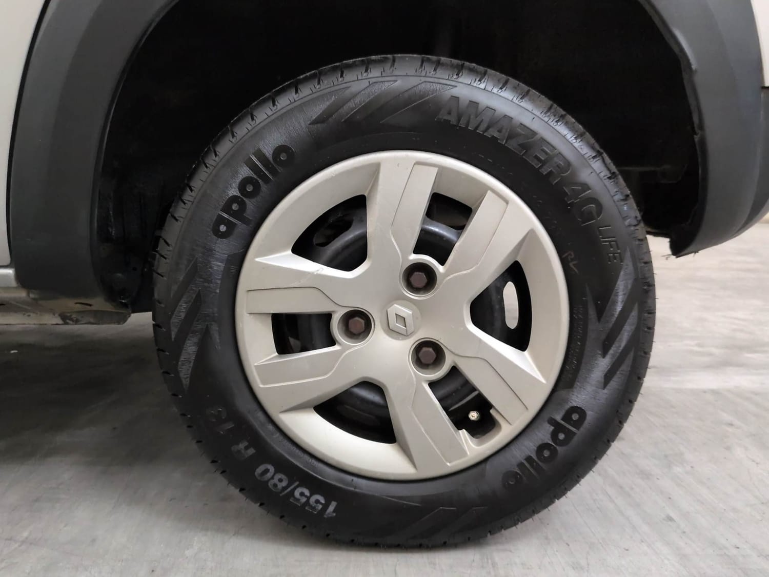 Used 2015 Renault Kwid RXT Petrol Manual tyres LEFT REAR TYRE RIM VIEW