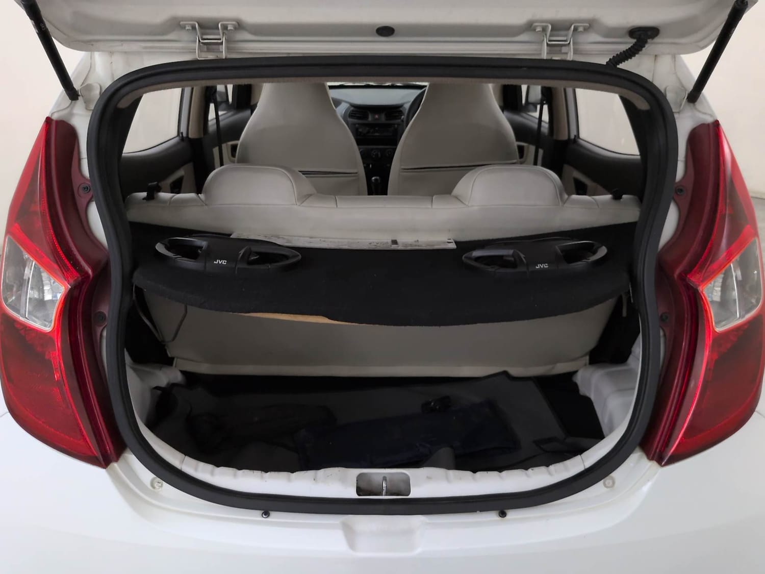 Used 2015 Hyundai Eon D-Lite + Petrol Manual interior DICKY INSIDE VIEW