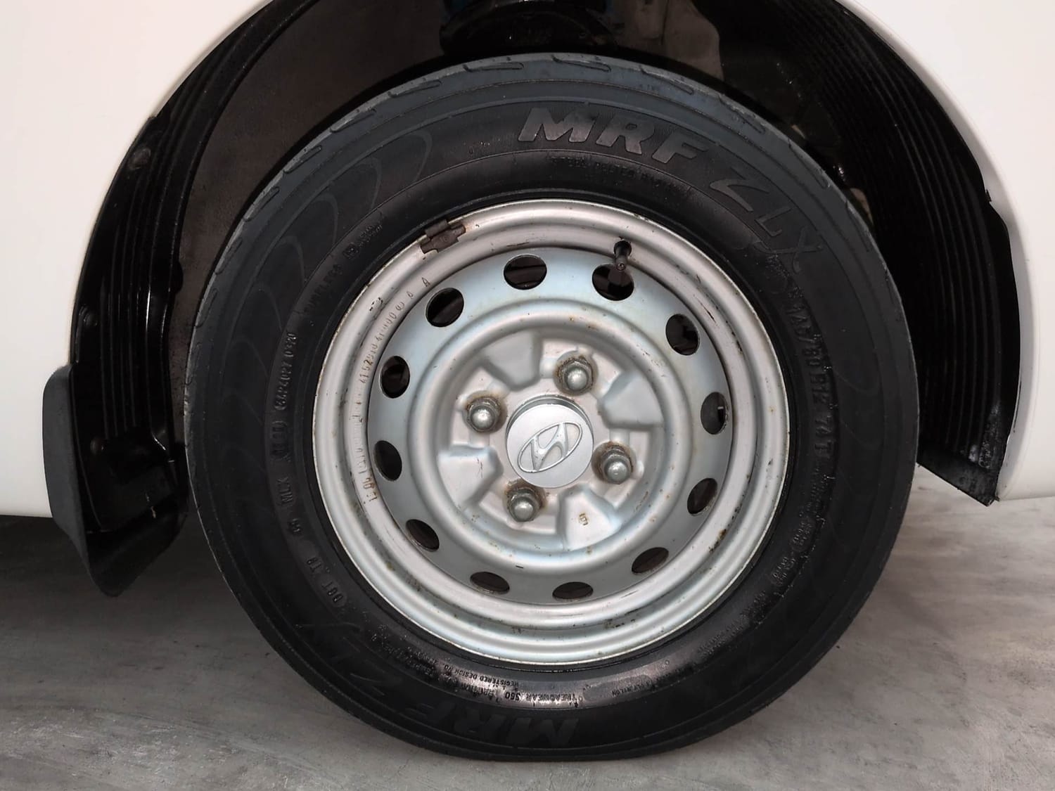 Used 2015 Hyundai Eon D-Lite + Petrol Manual tyres RIGHT FRONT TYRE RIM VIEW