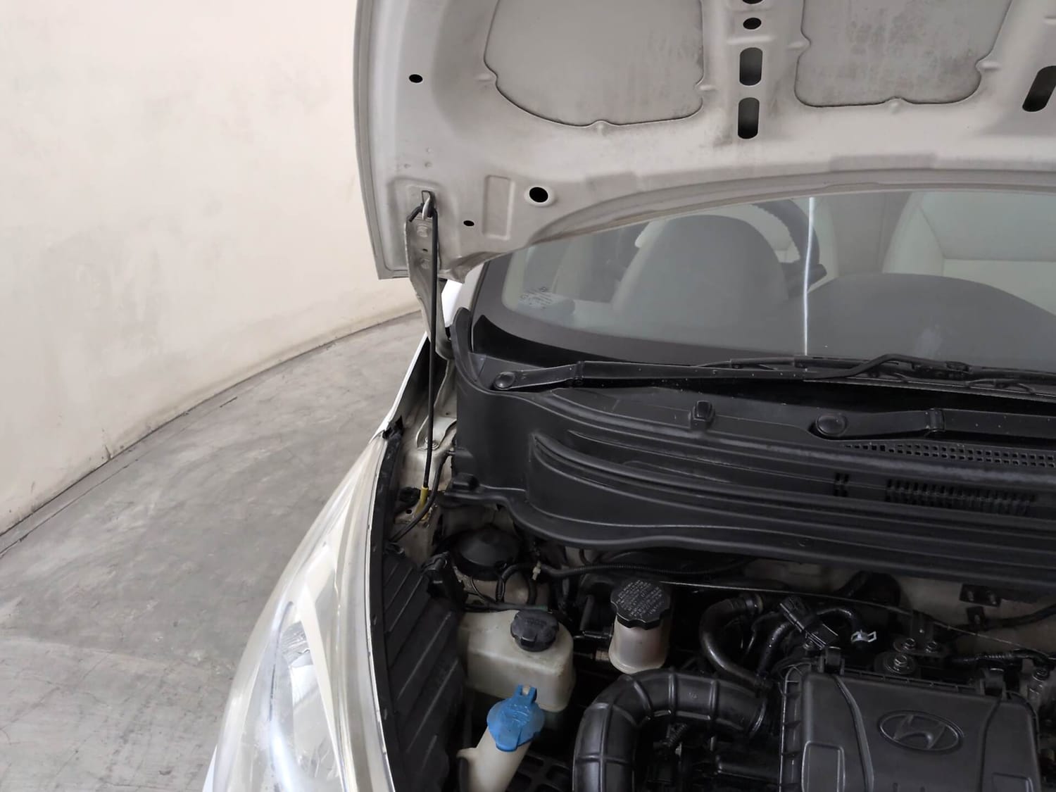 Used 2015 Hyundai Eon D-Lite + Petrol Manual engine ENGINE RIGHT SIDE HINGE & APRON VIEW