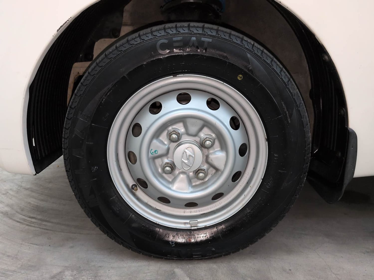 Used 2015 Hyundai Eon D-Lite + Petrol Manual tyres LEFT FRONT TYRE RIM VIEW