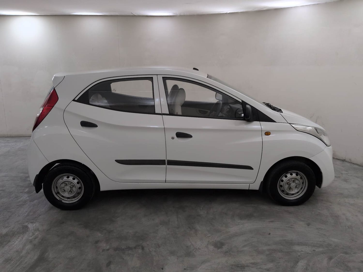 Used 2015 Hyundai Eon D-Lite + Petrol Manual exterior RIGHT SIDE VIEW