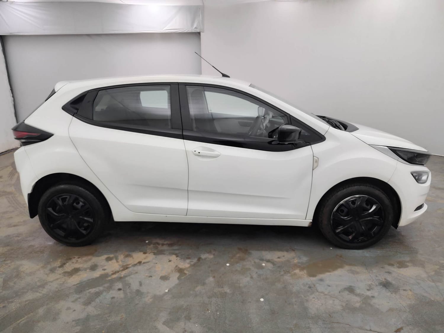 Used 2023 Tata Altroz XTA Petrol Petrol Automatic exterior RIGHT SIDE VIEW