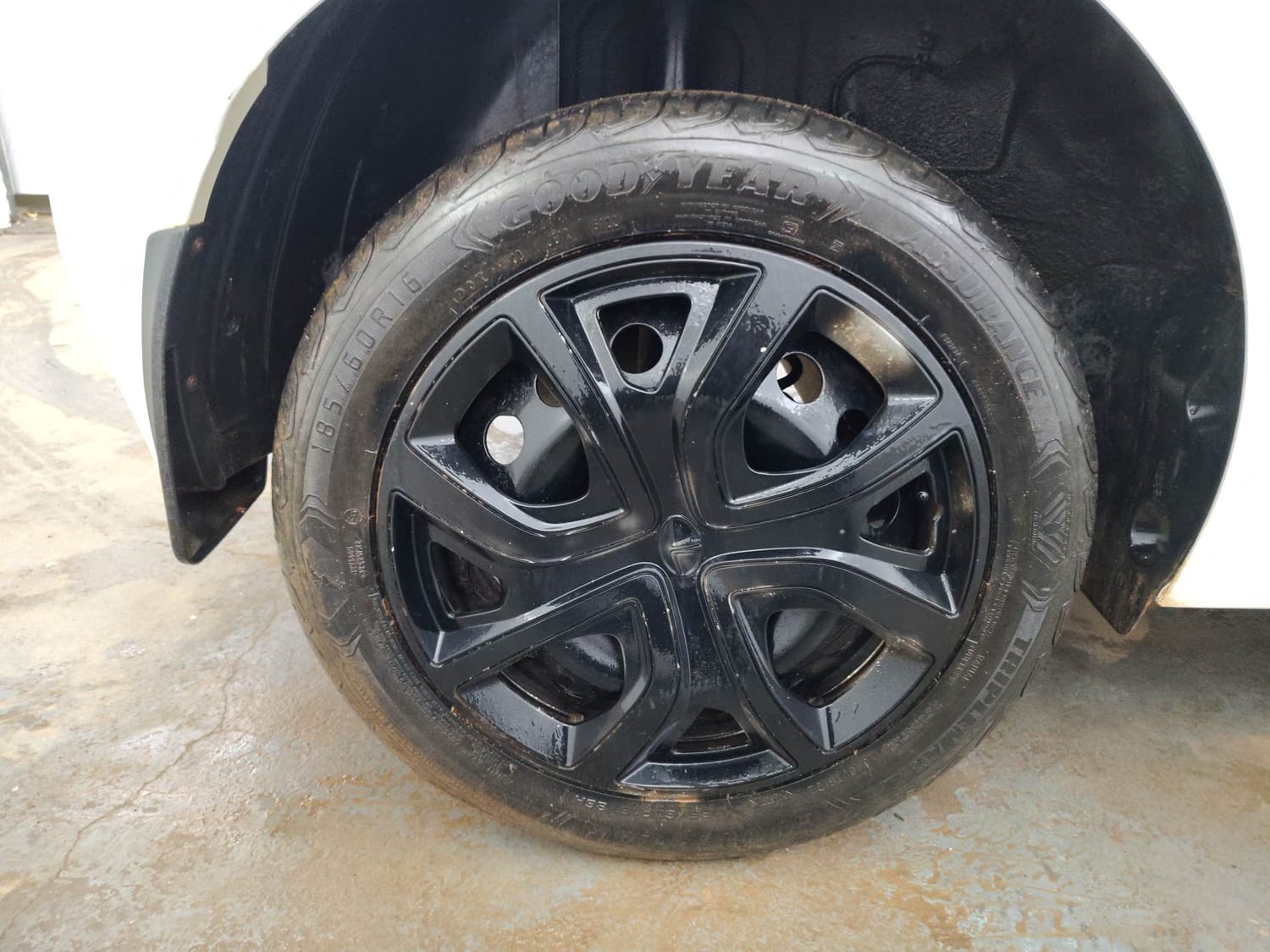 Used 2023 Tata Altroz XTA Petrol Petrol Automatic tyres RIGHT REAR TYRE RIM VIEW