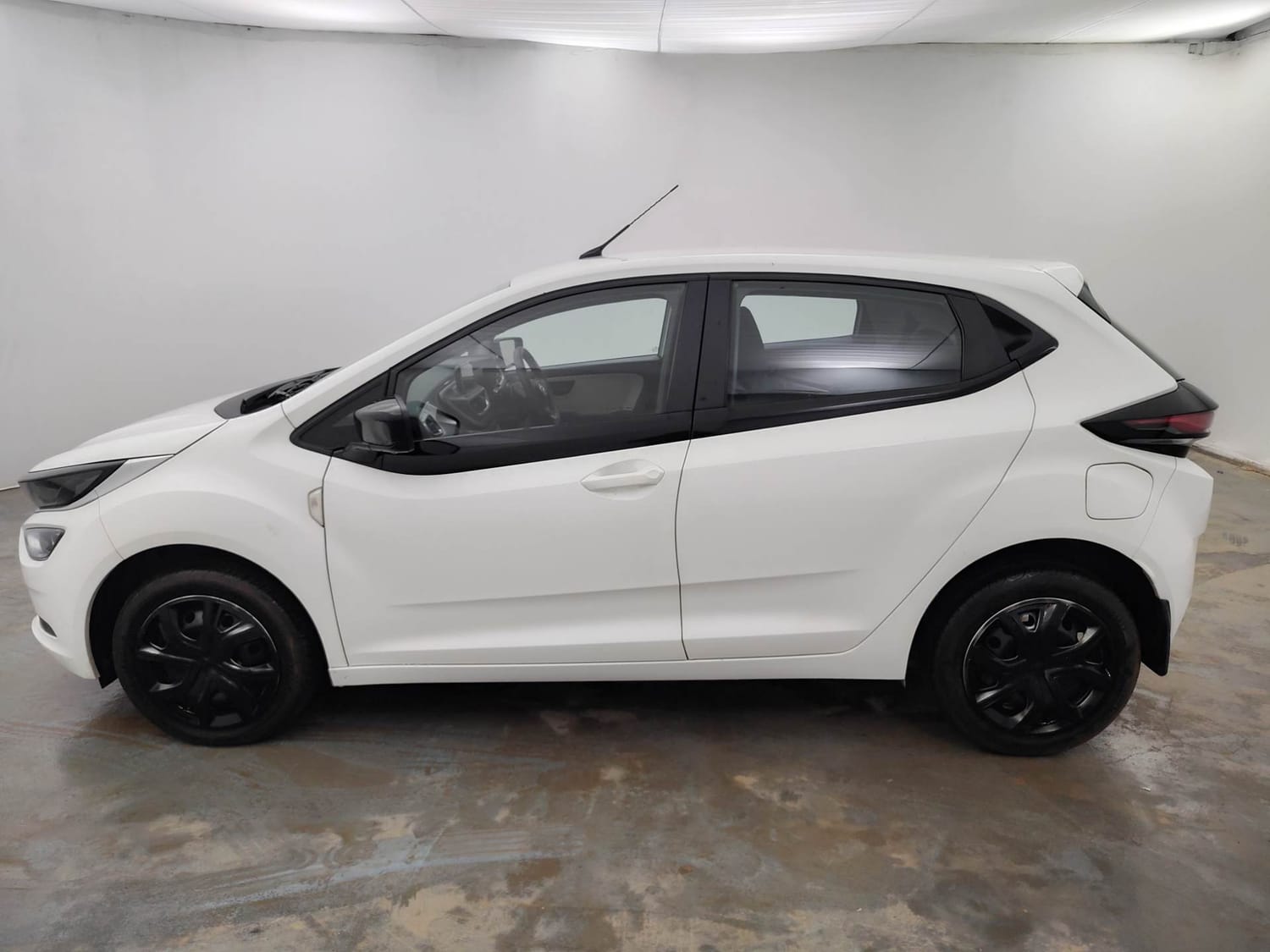 Used 2023 Tata Altroz XTA Petrol Petrol Automatic exterior LEFT SIDE VIEW