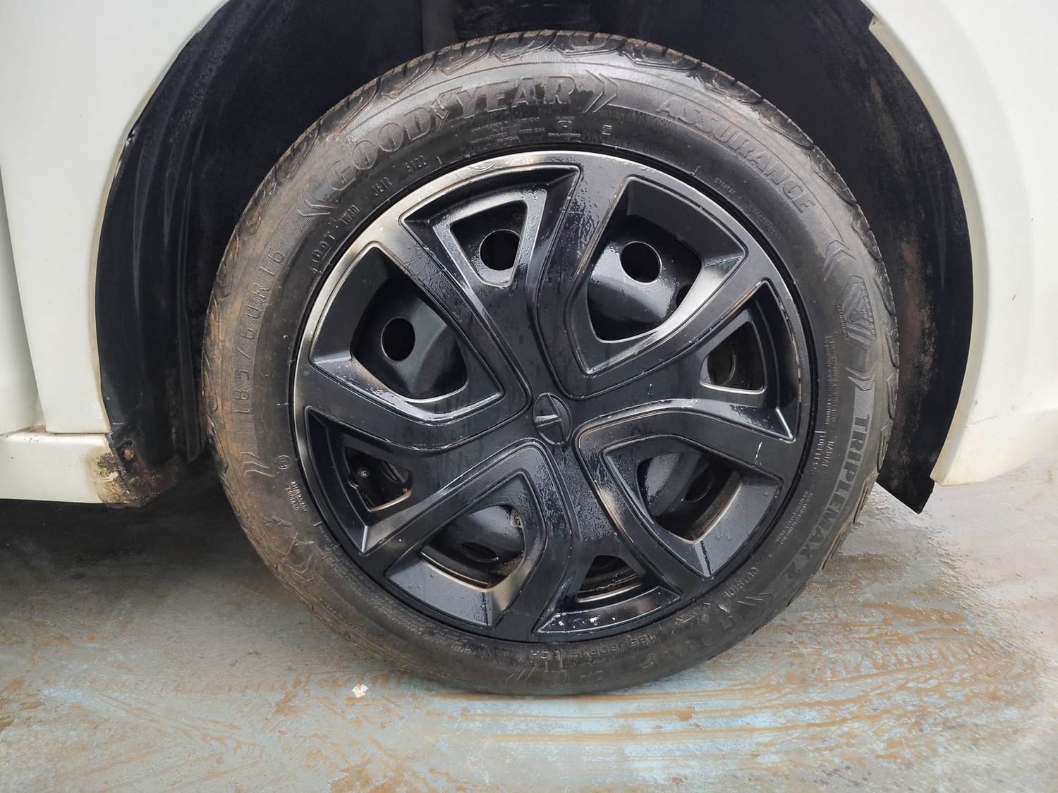 Used 2023 Tata Altroz XTA Petrol Petrol Automatic tyres RIGHT FRONT TYRE RIM VIEW