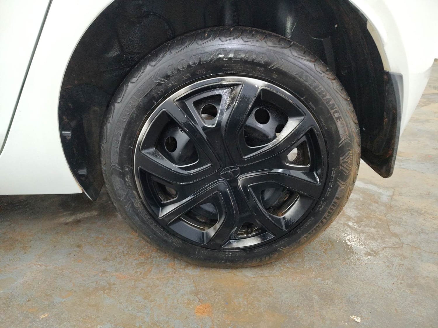 Used 2023 Tata Altroz XTA Petrol Petrol Automatic tyres LEFT REAR TYRE RIM VIEW