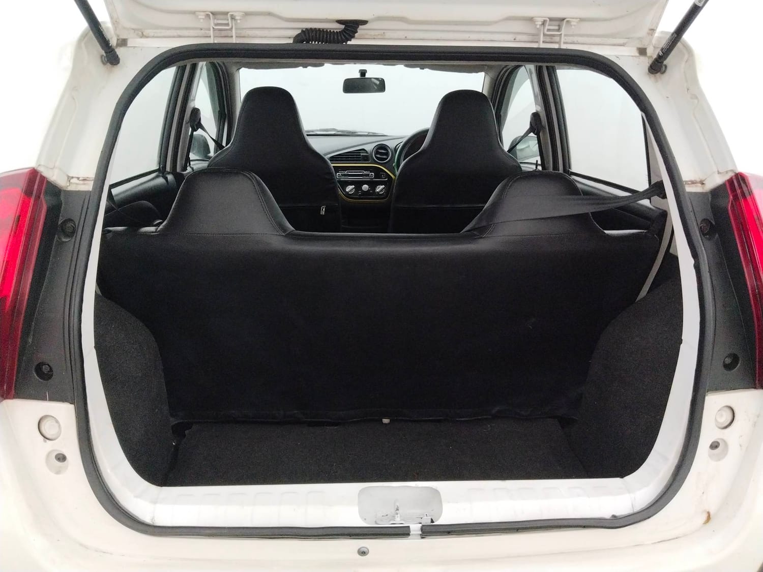 Used 2018 Datsun Redi-GO T(O) 1.0 Petrol Manual interior DICKY INSIDE VIEW