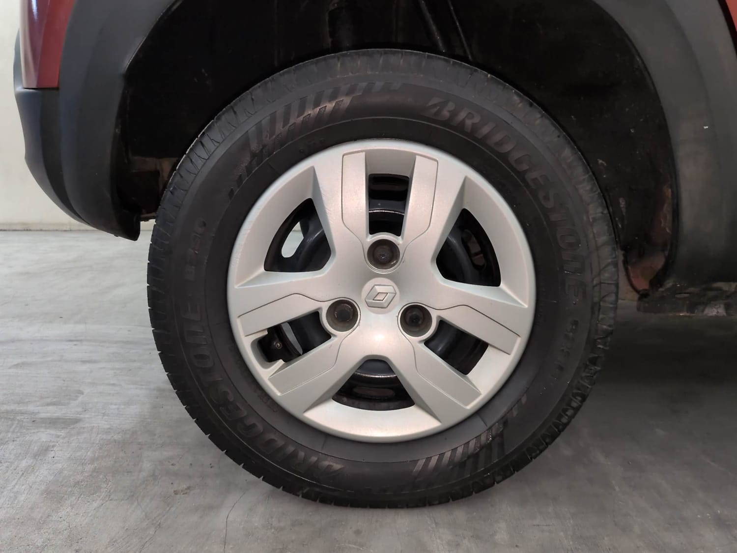 Used 2016 Renault Kwid 1.0 RXT Petrol Manual tyres RIGHT REAR TYRE RIM VIEW