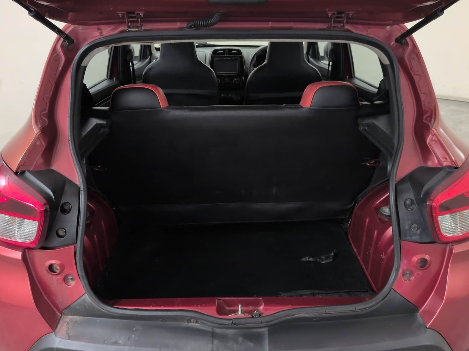 Used 2016 Renault Kwid 1.0 RXT Petrol Manual interior DICKY INSIDE VIEW