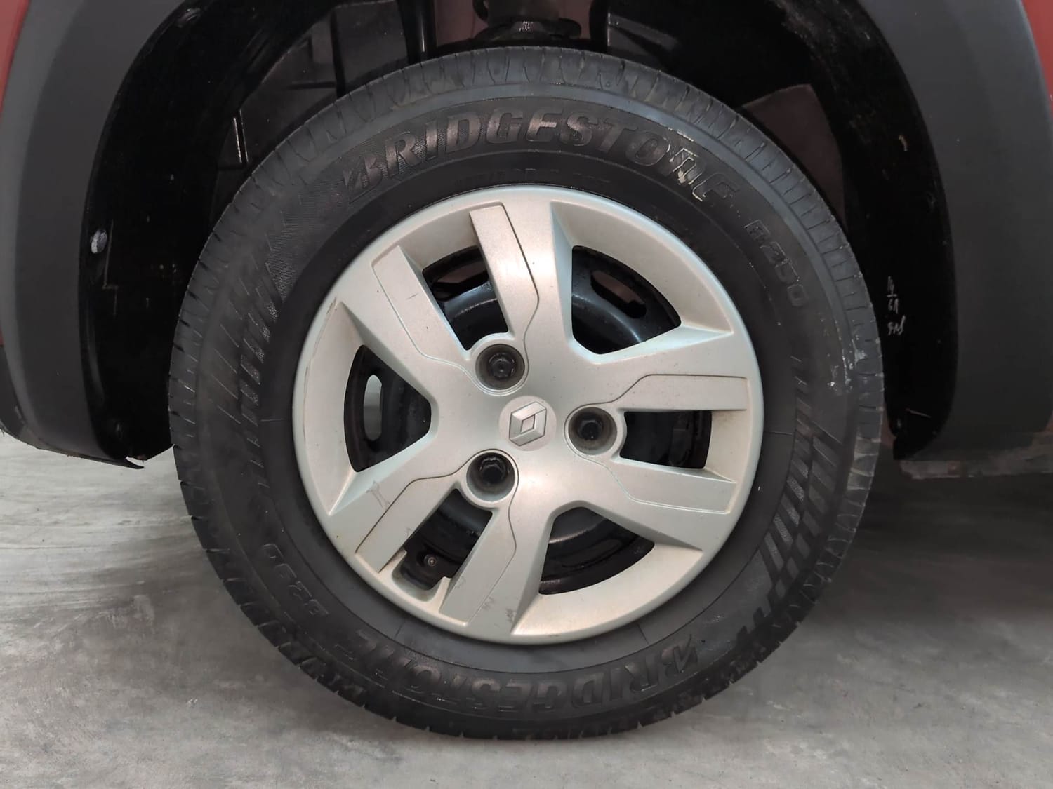 Used 2016 Renault Kwid 1.0 RXT Petrol Manual tyres LEFT FRONT TYRE RIM VIEW