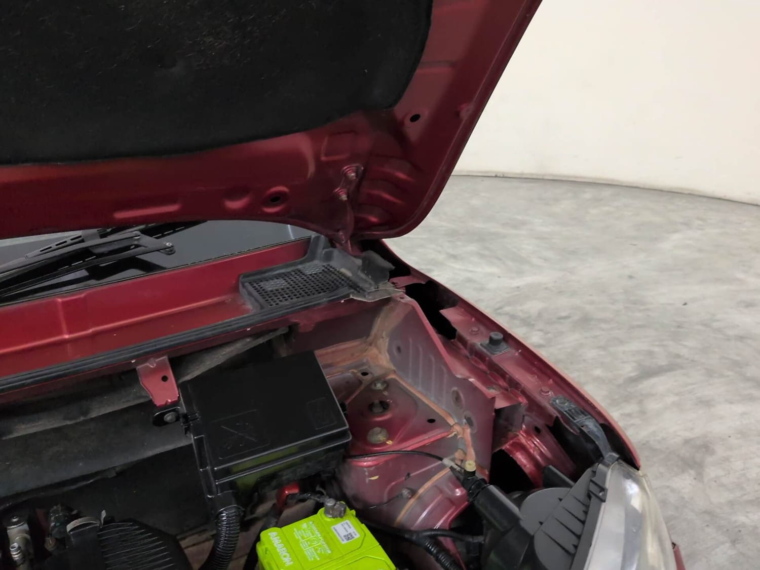 Used 2016 Renault Kwid 1.0 RXT Petrol Manual engine ENGINE LEFT SIDE HINGE & APRON VIEW