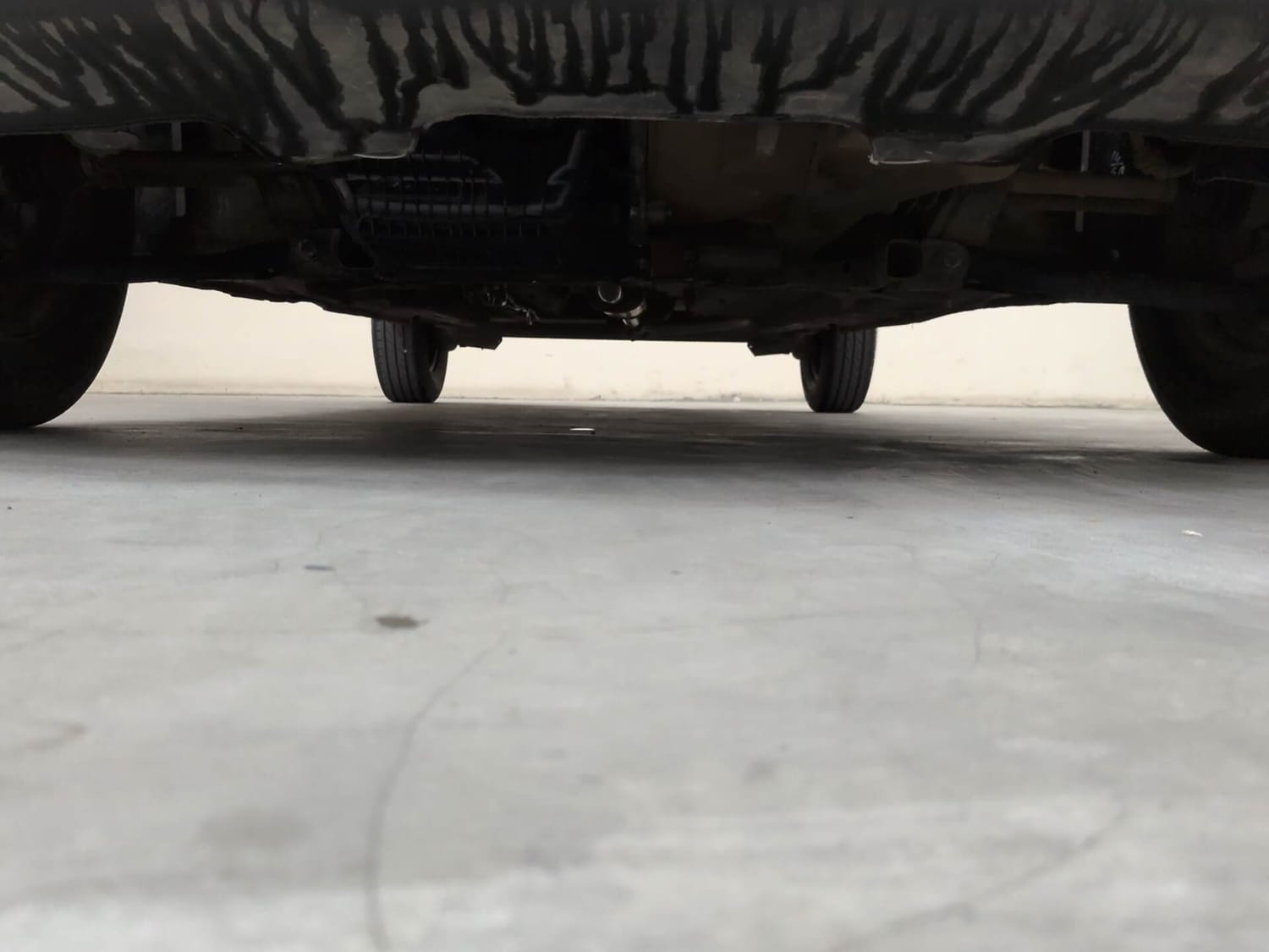 Used 2016 Renault Kwid 1.0 RXT Petrol Manual extra FRONT LEFT UNDERBODY VIEW