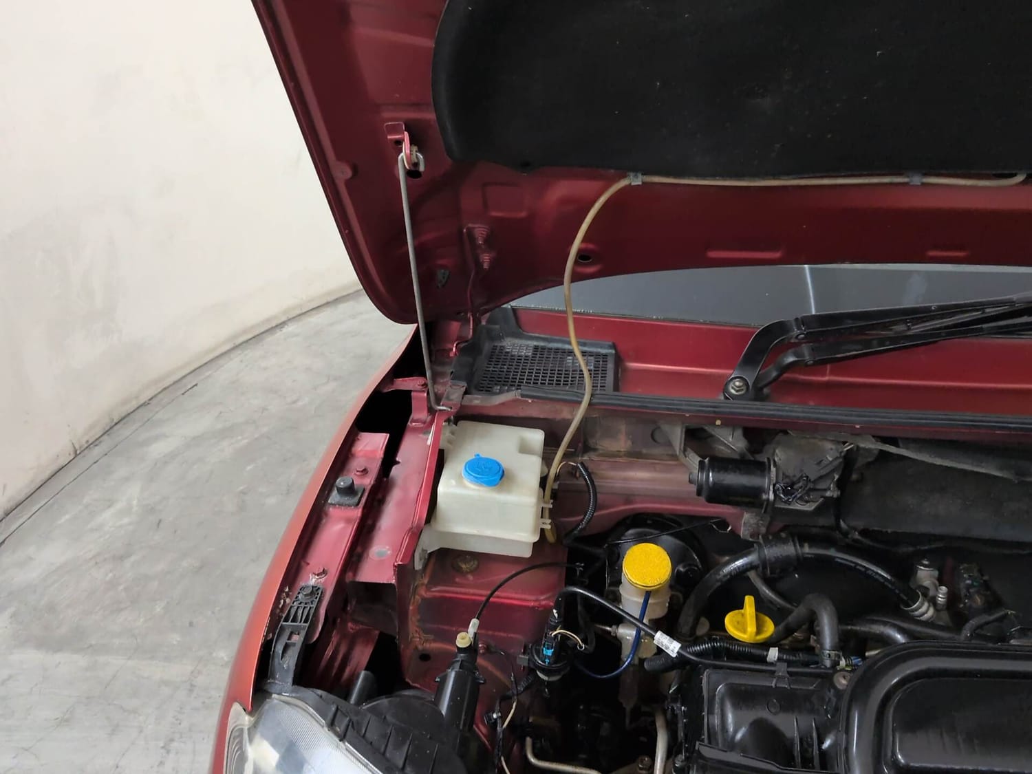 Used 2016 Renault Kwid 1.0 RXT Petrol Manual engine ENGINE RIGHT SIDE HINGE & APRON VIEW