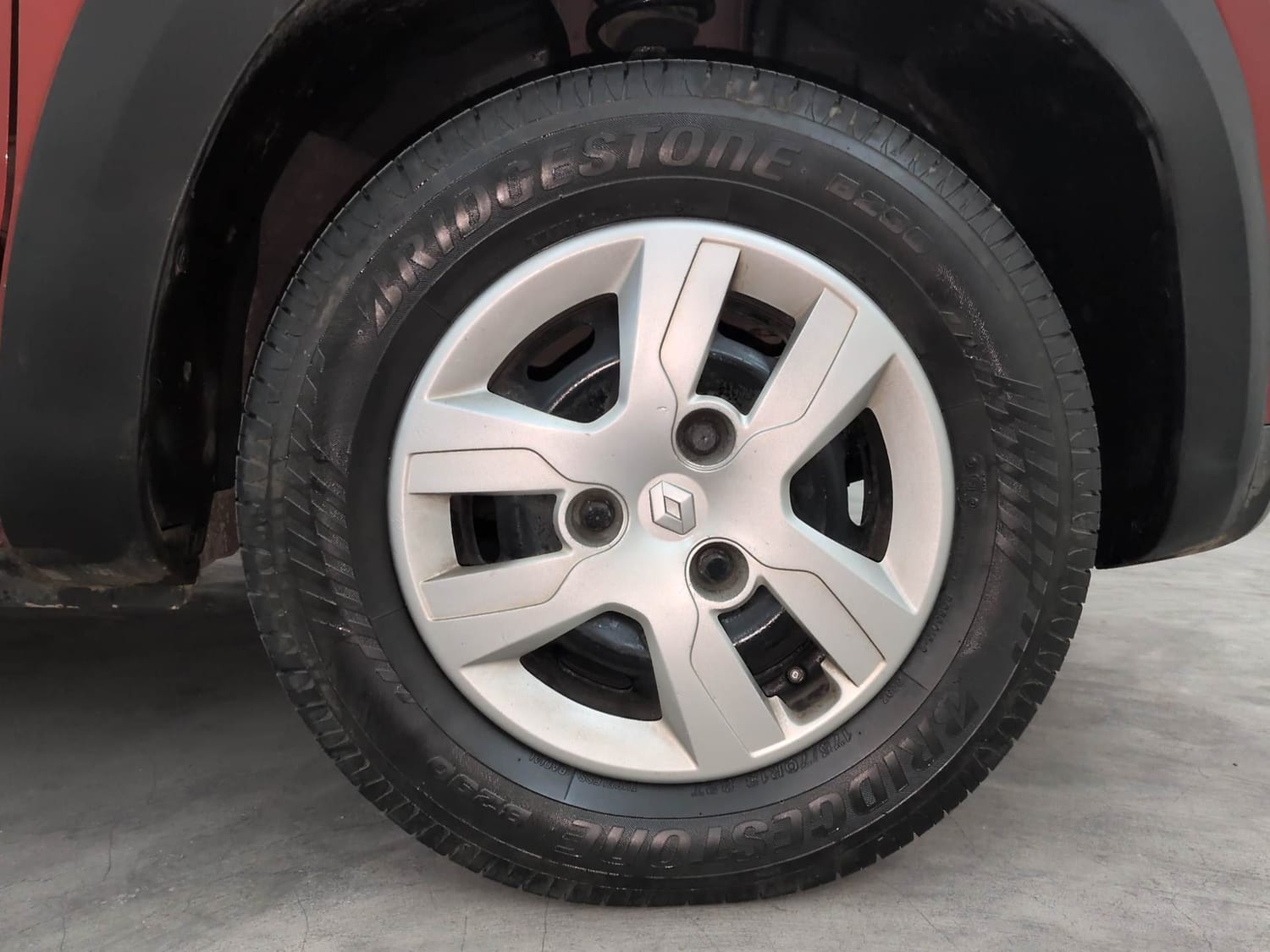 Used 2016 Renault Kwid 1.0 RXT Petrol Manual tyres RIGHT FRONT TYRE RIM VIEW