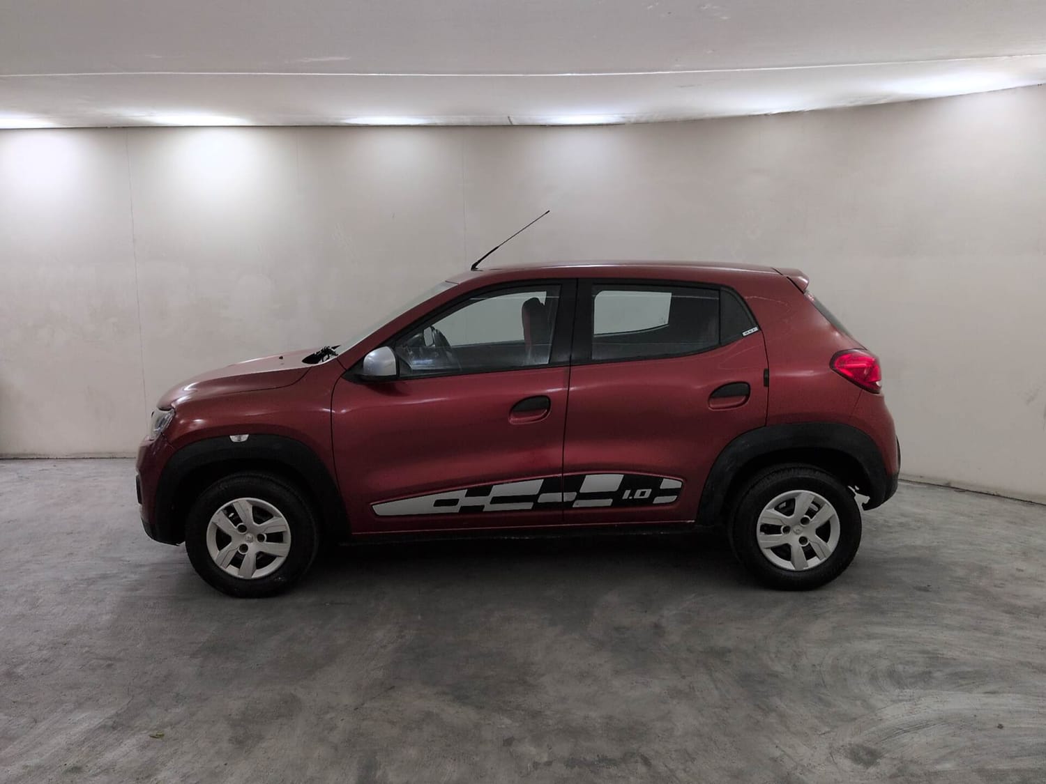 Used 2016 Renault Kwid 1.0 RXT Petrol Manual exterior LEFT SIDE VIEW