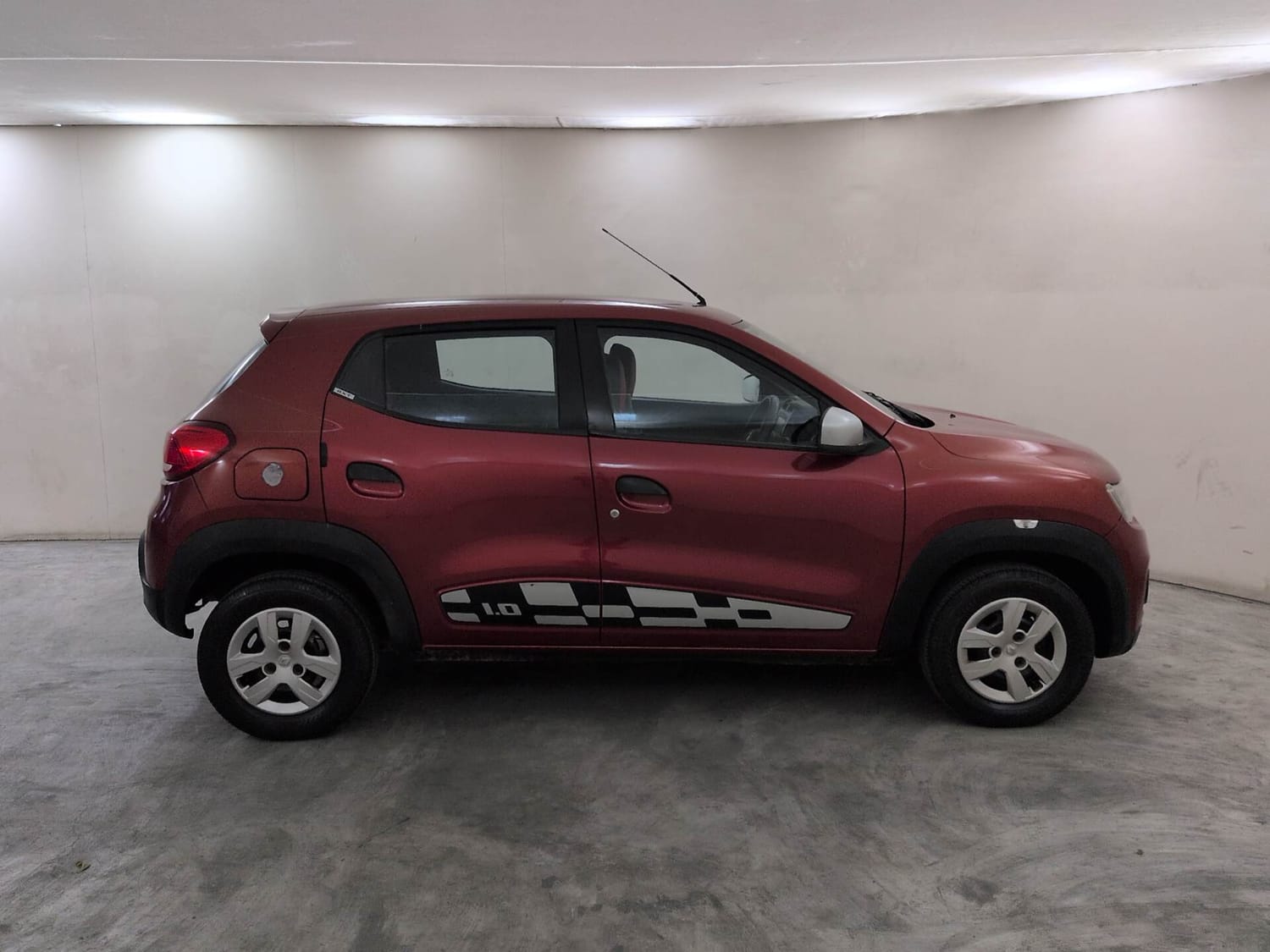 Used 2016 Renault Kwid 1.0 RXT Petrol Manual exterior RIGHT SIDE VIEW