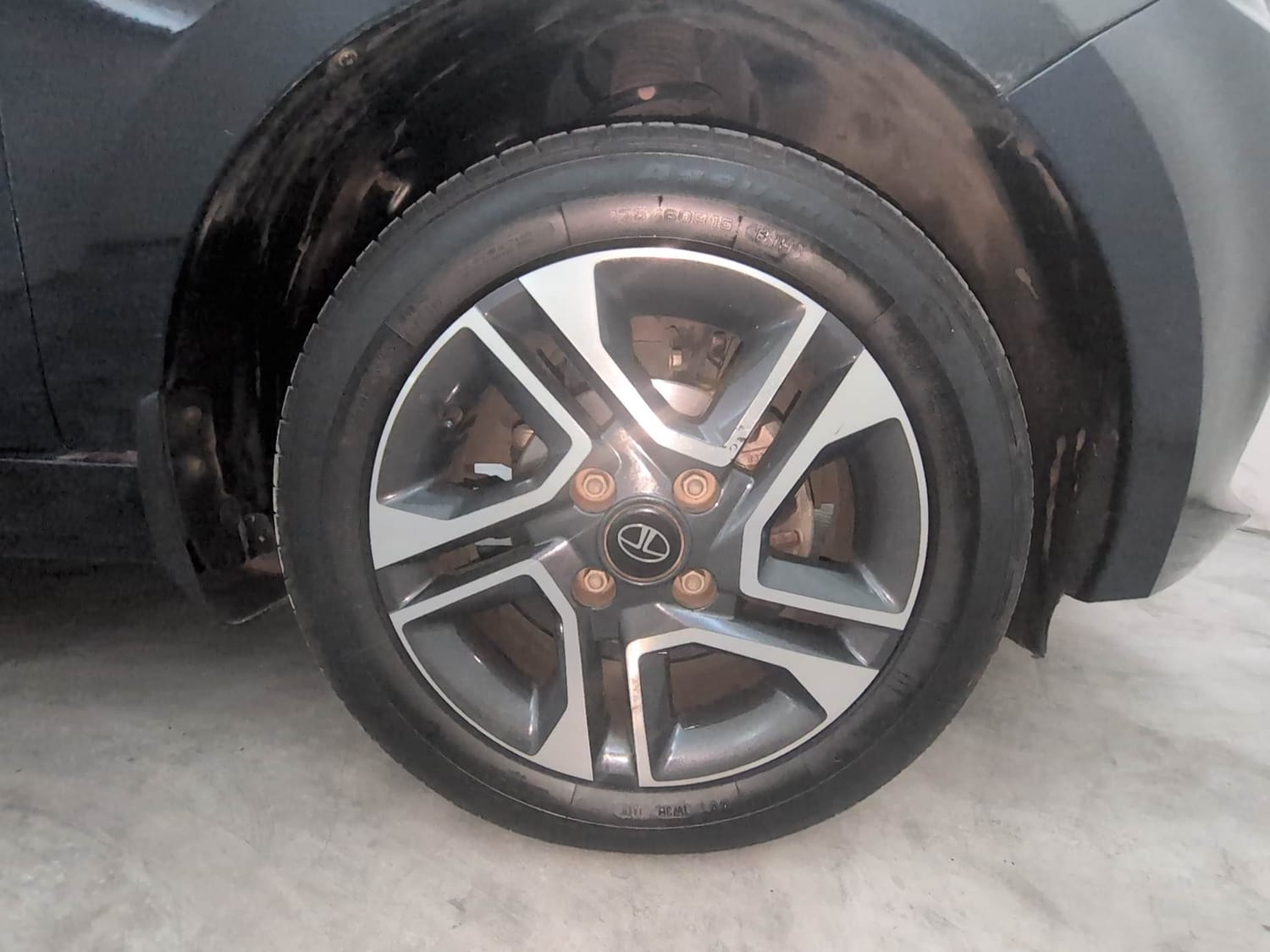Used 2023 Tata Tiago XZA Plus Petrol Automatic tyres RIGHT FRONT TYRE RIM VIEW