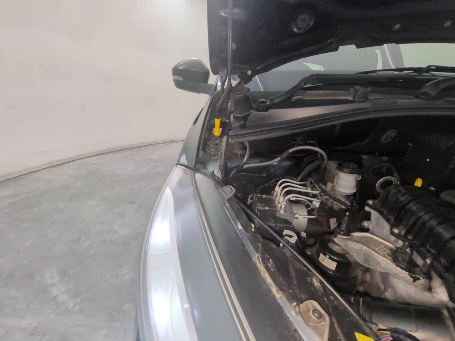 Used 2023 Tata Tiago XZA Plus Petrol Automatic engine ENGINE RIGHT SIDE HINGE & APRON VIEW