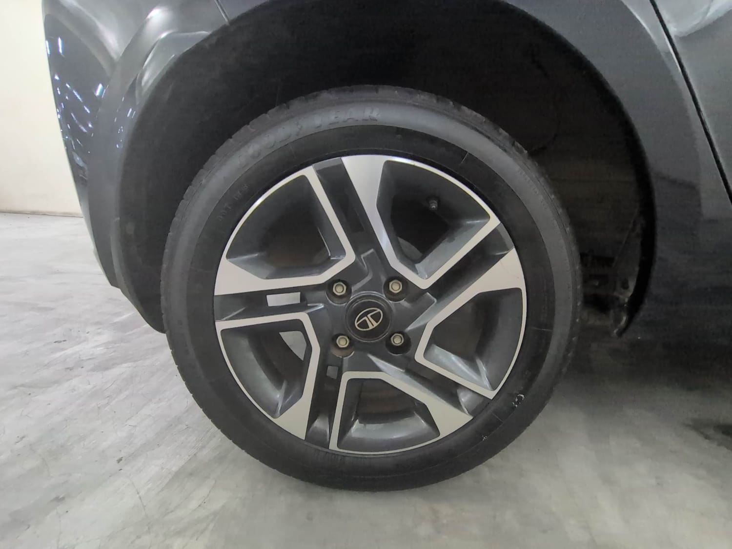 Used 2023 Tata Tiago XZA Plus Petrol Automatic tyres RIGHT REAR TYRE RIM VIEW