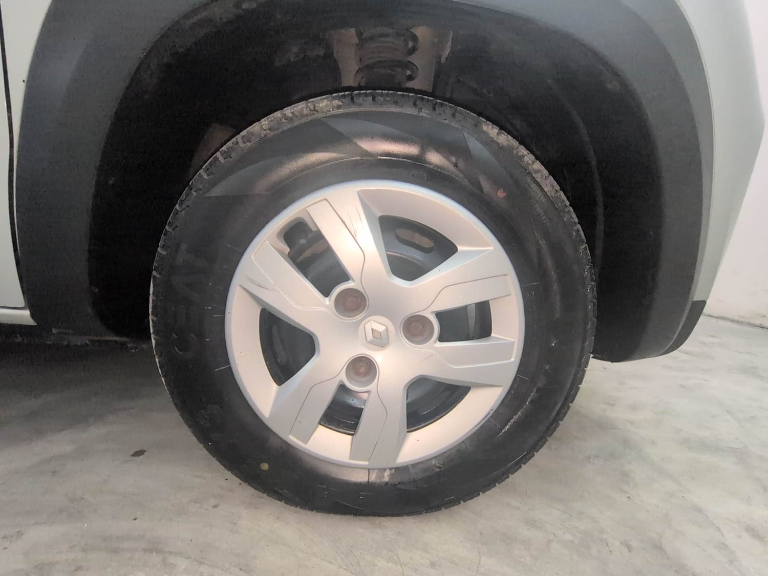 Used 2019 Renault Kwid RXT Opt Petrol Manual tyres RIGHT FRONT TYRE RIM VIEW
